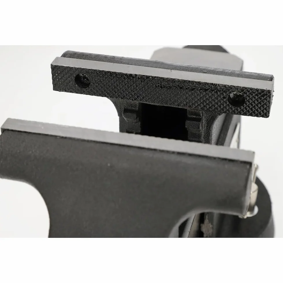 KS Tools 914.0146 – imadło do stołu warsztatowego wygięte, 150 mm – imadło stołowe z żeliwa ze stalowymi szczękami – uniwersalne dno – wymienne szczęki – odstęp do 170 mm