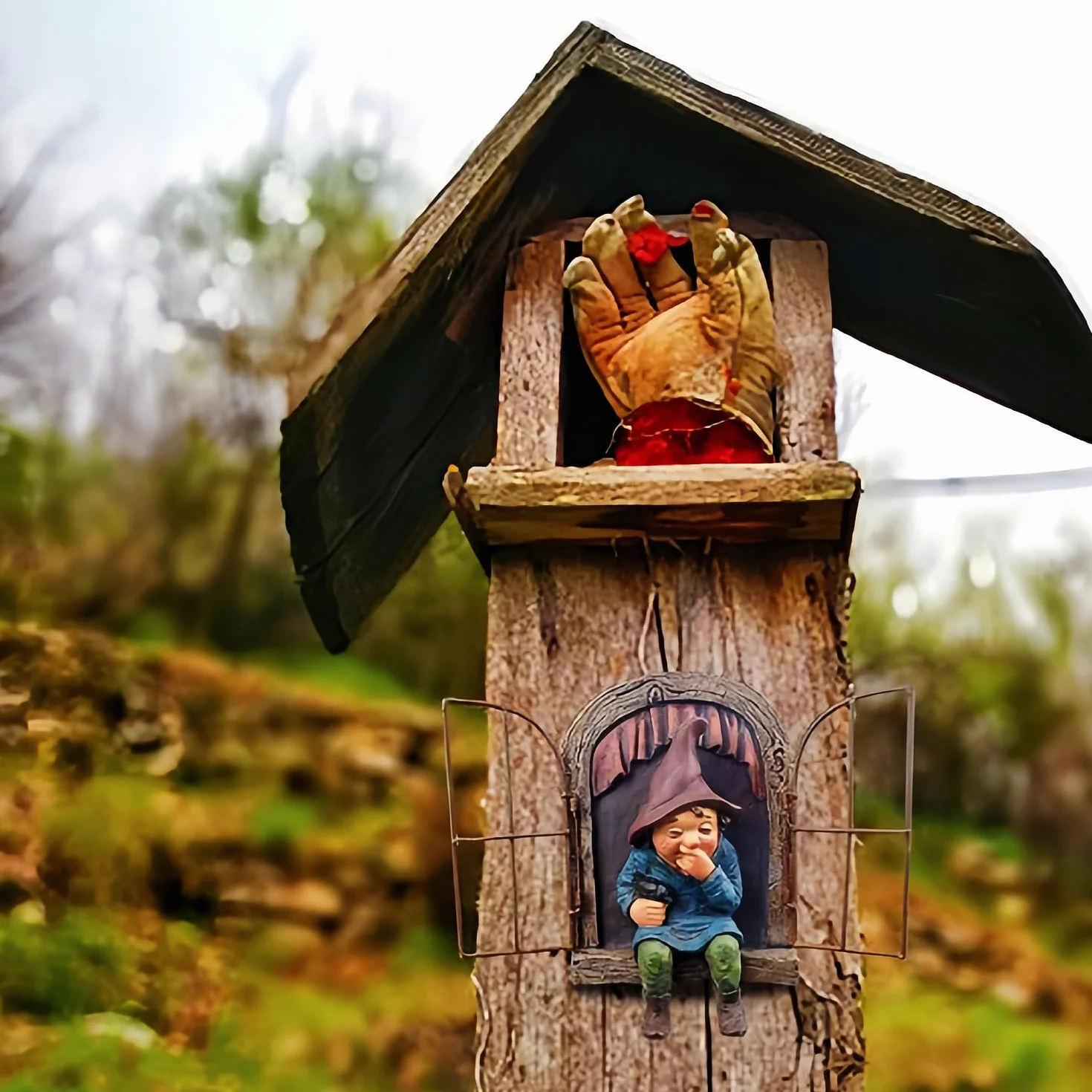 Elf Out The Door Tree Hugger, figurka krasnala z żywicy, wiszące krasnale ogrodowe, dekoracja na taras, trawnik (kobiety)