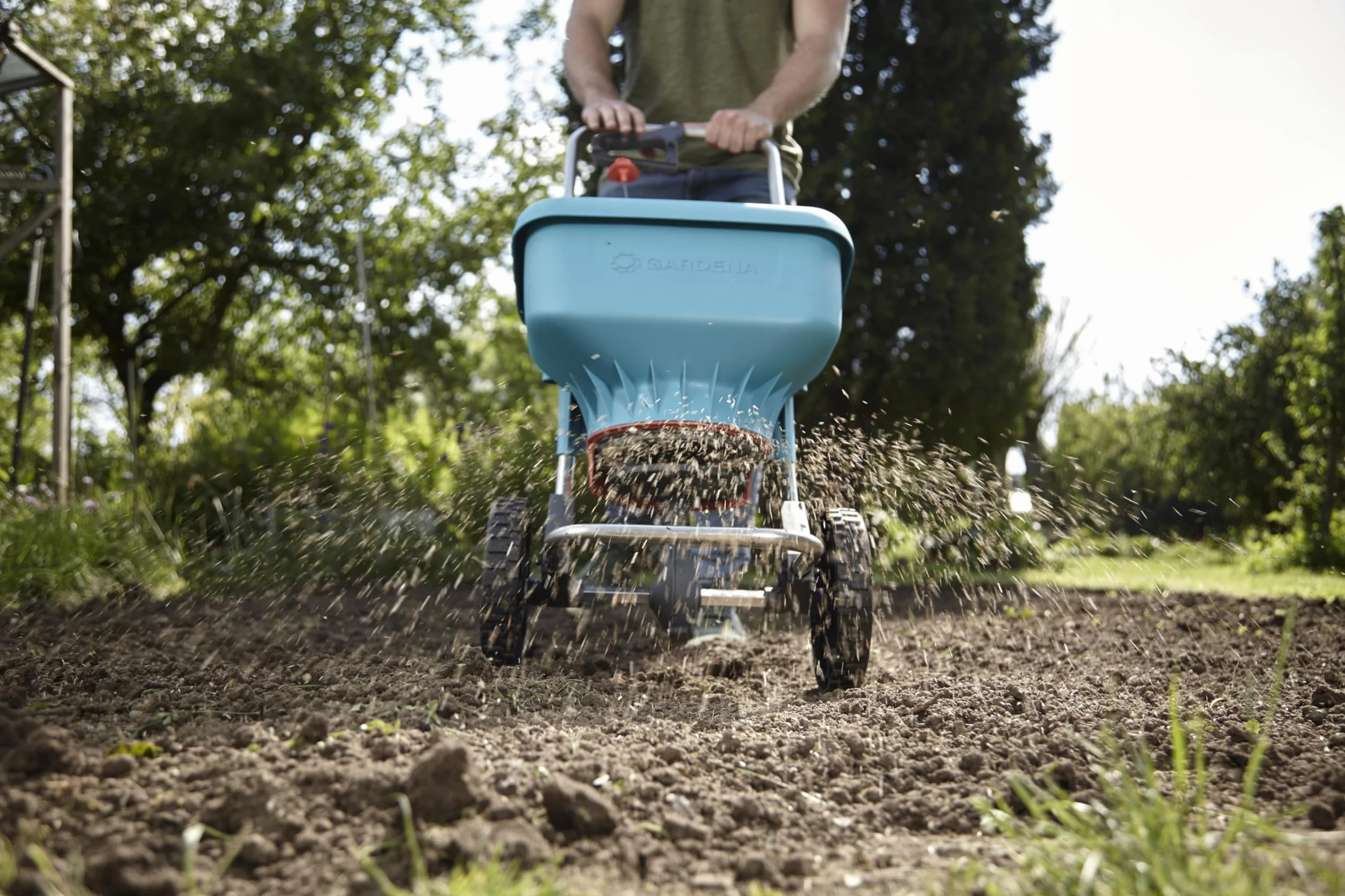 Gardena XL siewnik: uniwersalny siewnik do nawozów, nasion i soli, szerokość rozrzutu 1,5-6 m, do trawników o powierzchni do ok. 800 m², pojemność 18 l, z zasuwą zamykającą (436-20)