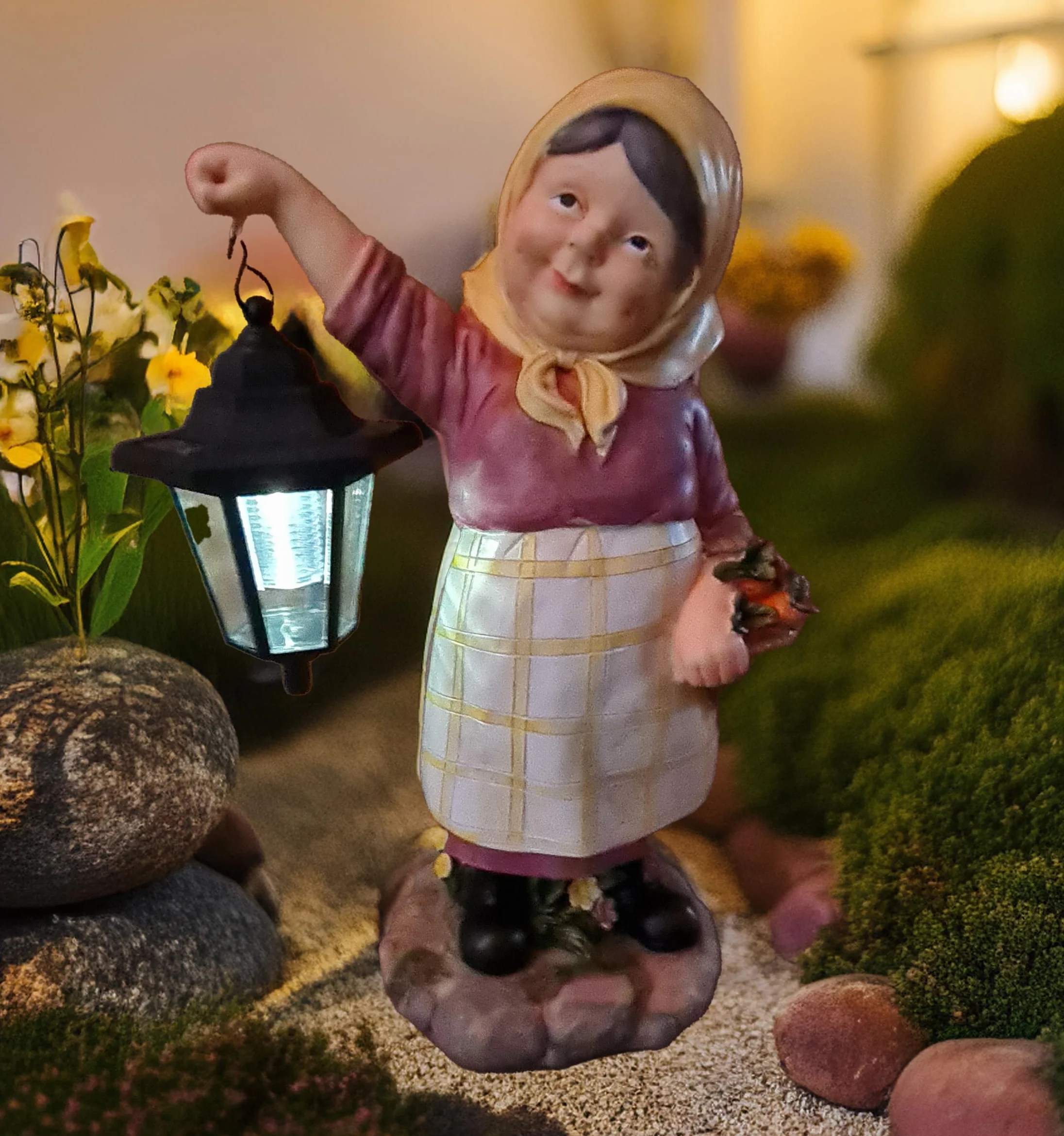 Kremers Schatzkiste Figurka ogrodowa Babcia Edeltraud z latarnią solarną i koszem 39 cm