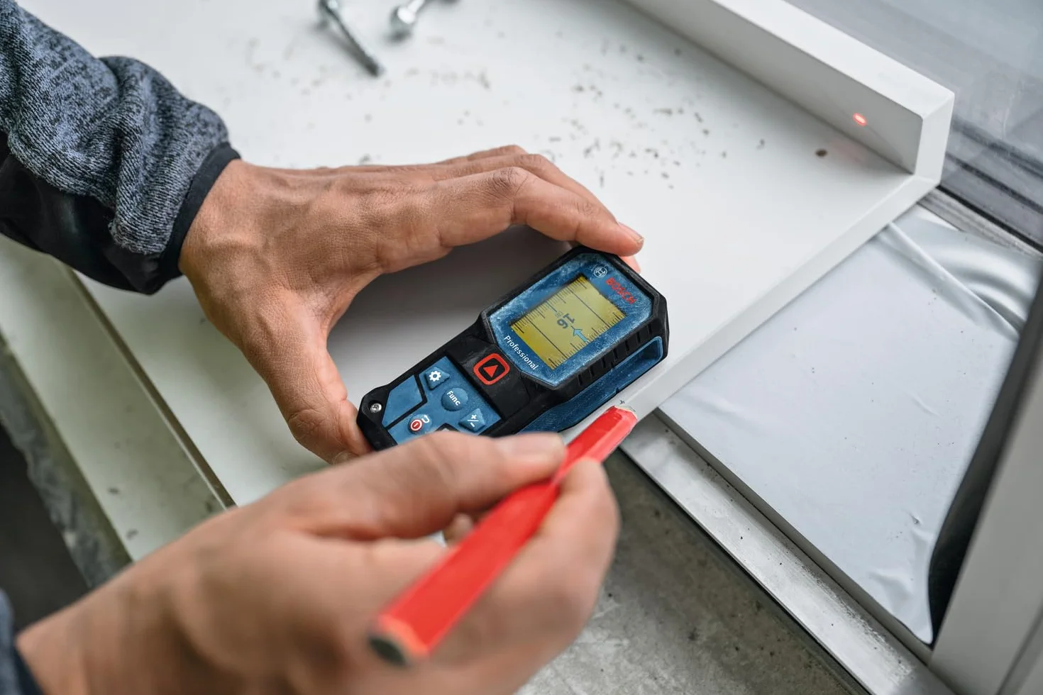 Bosch Professional Dalmierz laserowy GLM 40-31 (certyfikat IP65, obudowa amortyzująca wstrząsy, automatyczne obliczenia długości/powierzchni/kubatury, kompatybilność z akumulatorem Li-ion)