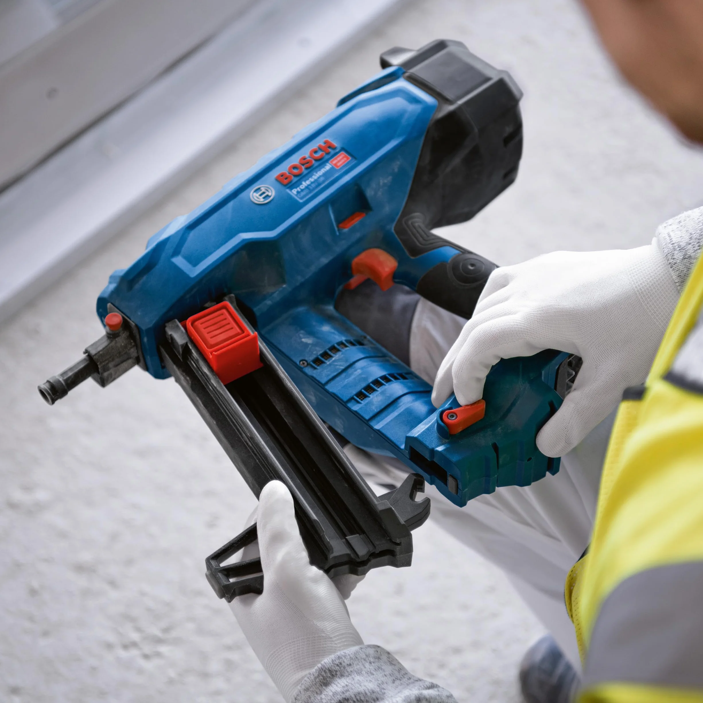 Bosch Professional system 18V: akumulatorowa gwoździarka do betonu GNB 18V-38 (średnice gwoździ 2,7-3,0 mm, długość gwoździ maks. 38 mm, z 1 wrzecionem wyciągowym, 1 hak mocujący, walizka XL-BOXX)