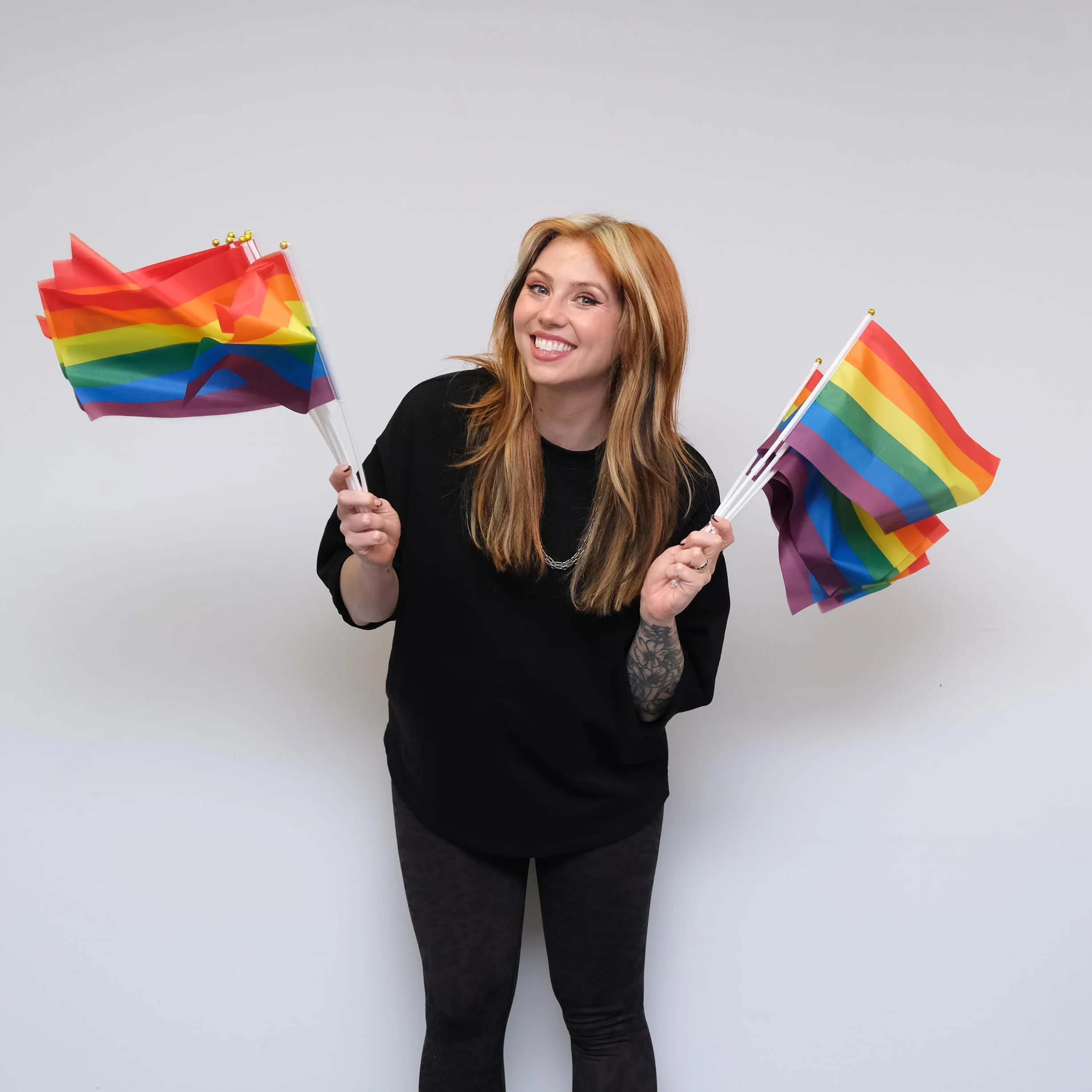 TRIXES Zestaw 15 sztuk tęczowych flag machających LGBTQ+ Pride NHS banery z patyczkami 20x28 cm