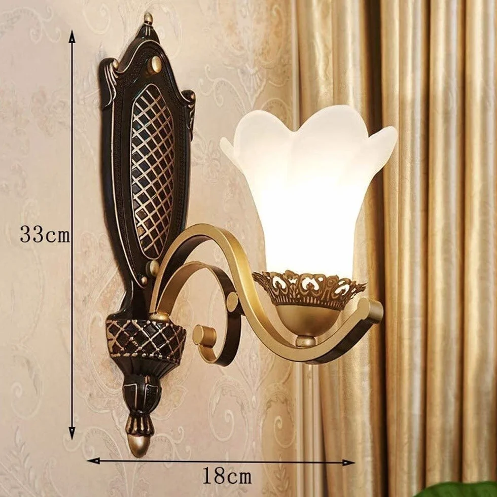 Wiejskie oświetlenie wewnętrzne, lampa ścienna, pokój gościnny, oświetlenie korytarza, tło, hotel, sypialnia, stolik nocny, lampa ścienna, europejskie żelazo retro, metal, biały płatek, szkło,