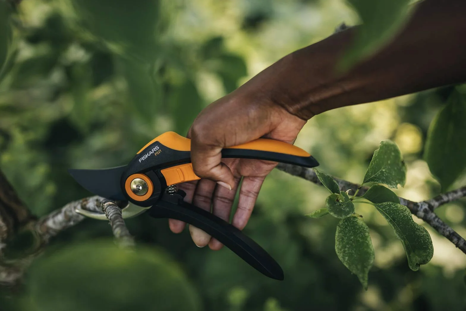 Fiskars Sekator nożycowy, Plus, P521, Do świeżych gałązek i łodyg, Powłoka nieprzywierająca, Ostrza ze stali nierdzewnej, Długość: 20,1 cm, Czarny/Pomarańczowy, 1057167