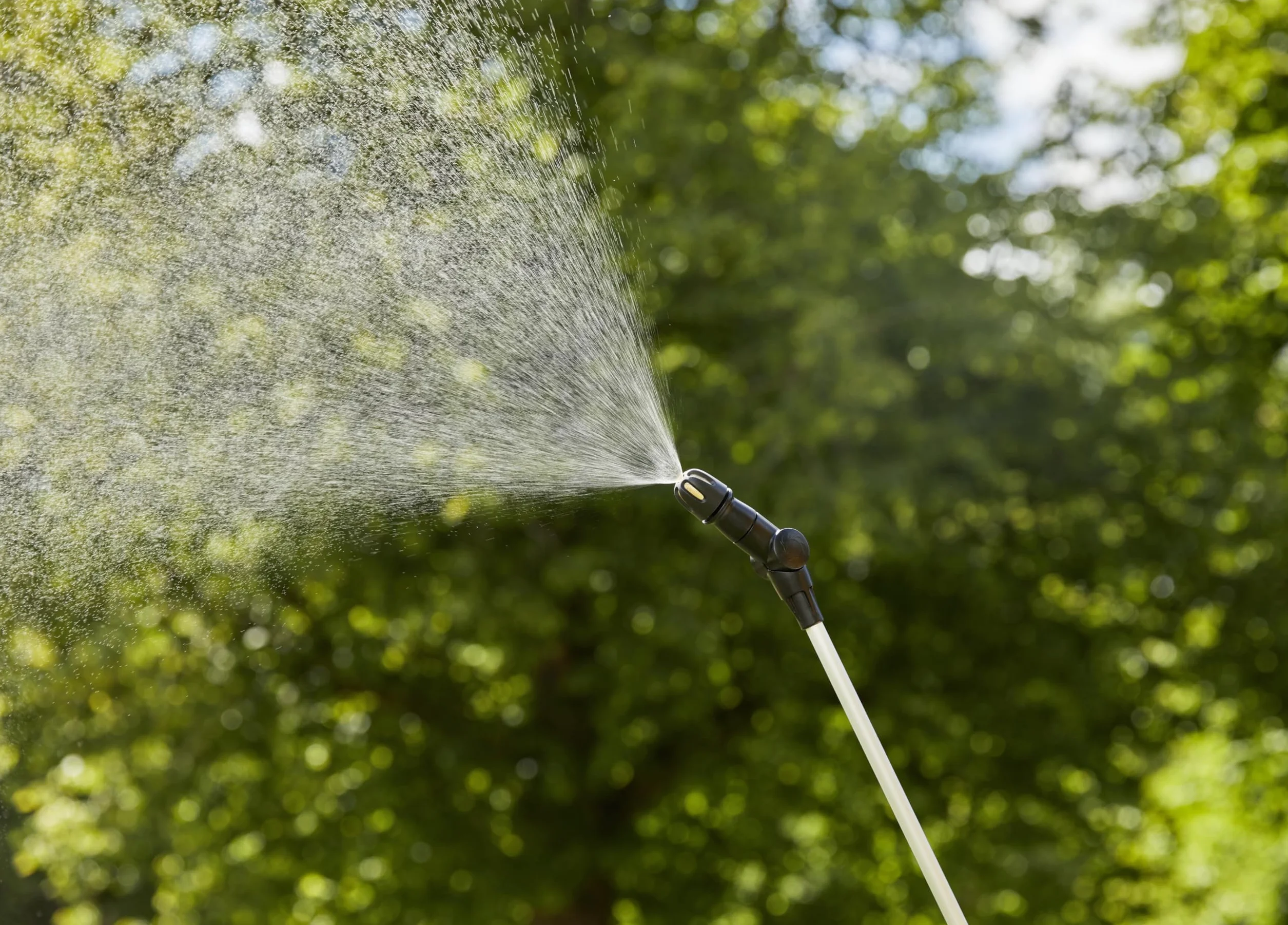 Gardena opryskiwacz ciśnieniowy 5 l Plus: Opryskiwacz ciśnieniowy ze stopniem, lancą teleskopową z funkcją blokady, paskiem do noszenia i ochroną dyszy, kątowa dysza mosiężna (11138-20)