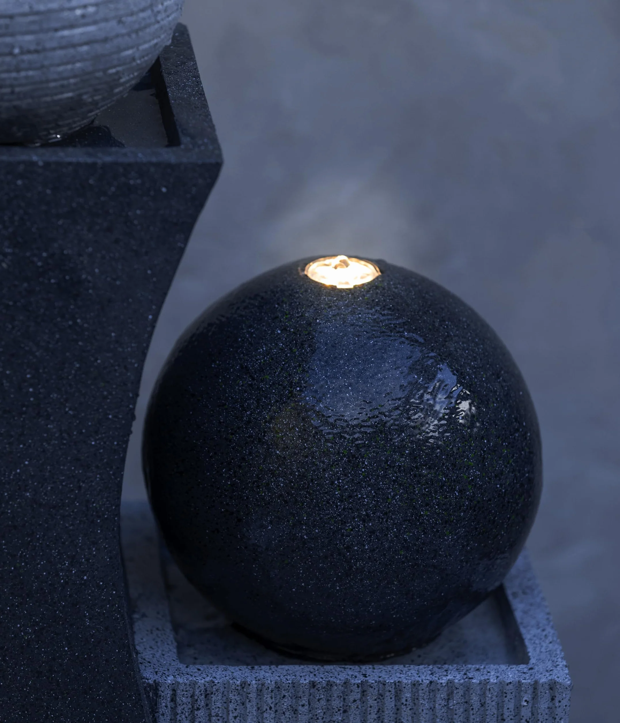 Dehner Fontanna ogrodowa Ying Yang z oświetleniem LED, ok. 94 x 41,5 x 24 cm, żywica poliestrowa, szara