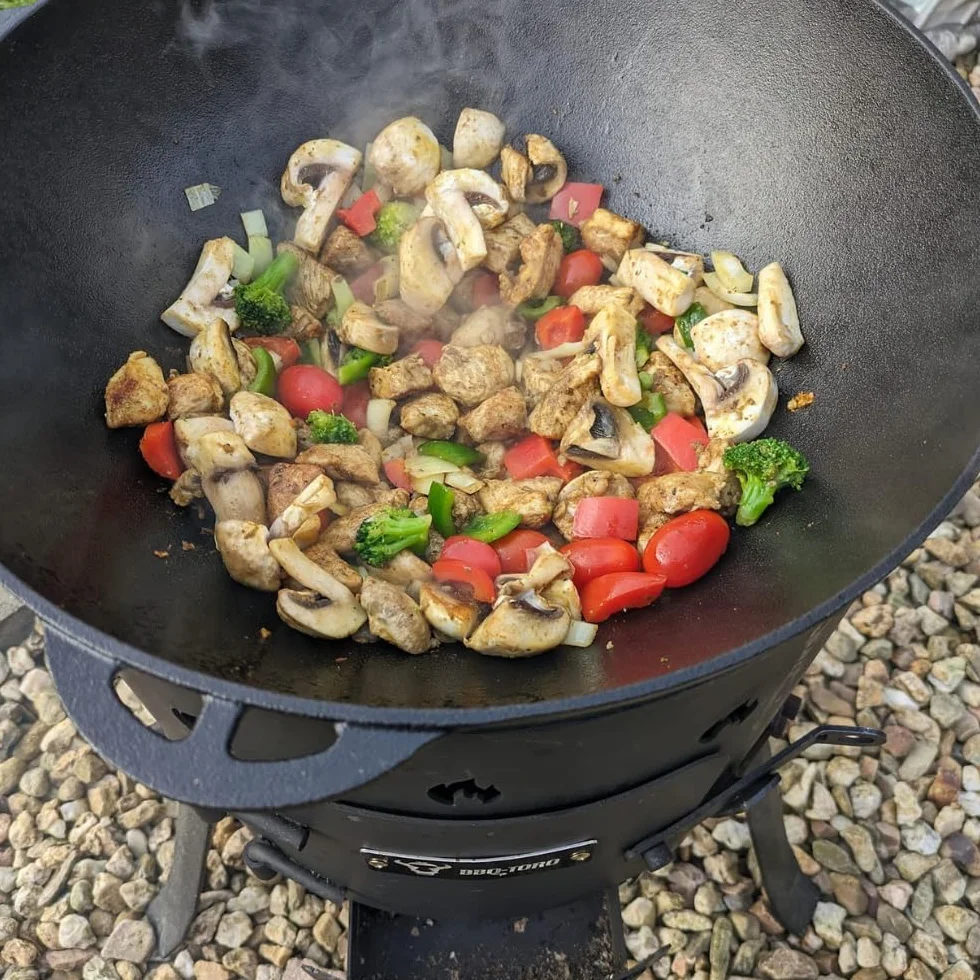 BBQ-Toro Żeliwny Kazan z Piecem Ø 35 cm | Garnek Żeliwny 12,1 L z Pokrywką, Kociołek na Gulasz, Piec na Zewnątrz, Palenisko, Kuchnia na Ognisku