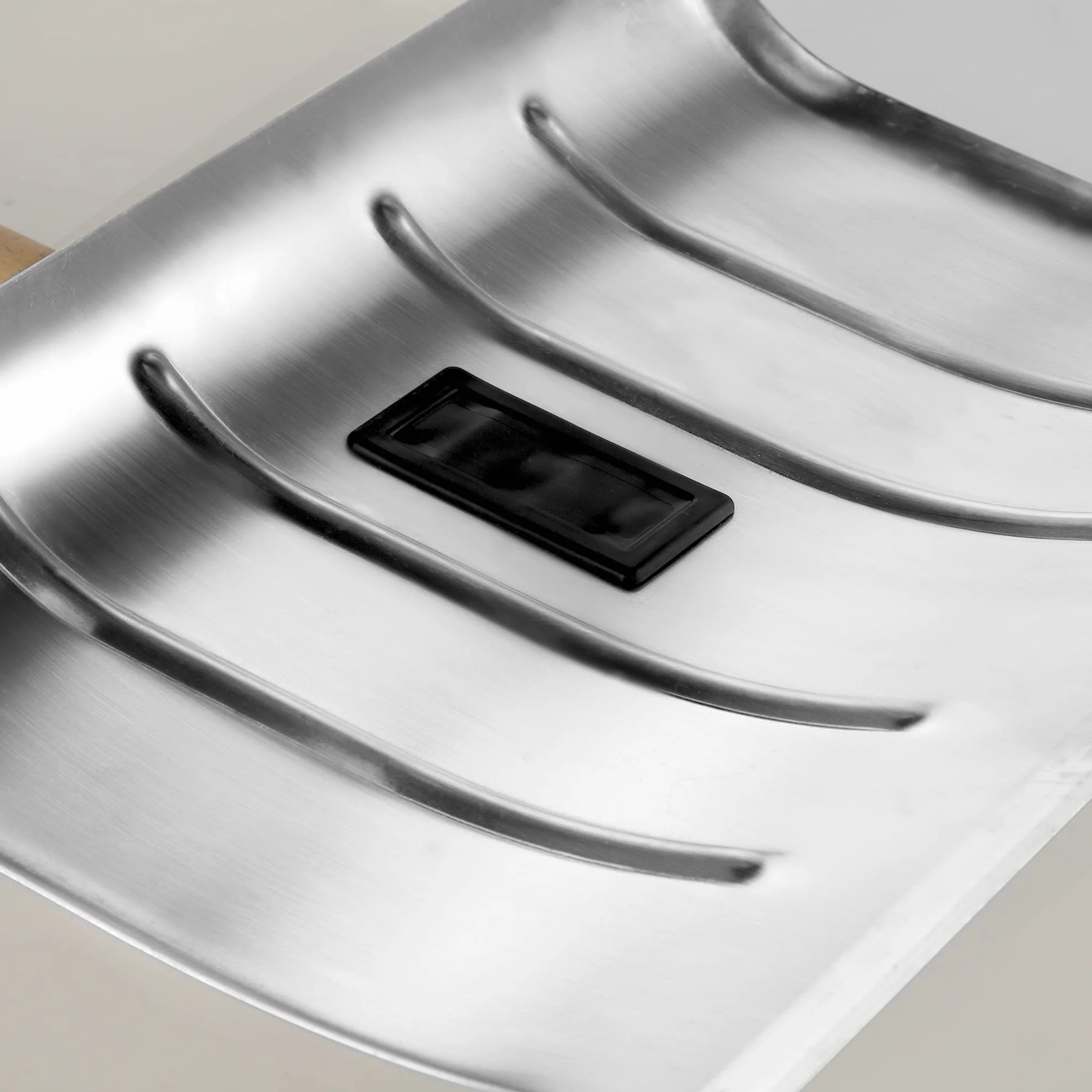 KADAX Łopata do śniegu aluminiowa z drewnianym trzonkiem i uchwytem D, ergonomiczna, lekka i wytrzymała, szerokość 50 cm - skuteczne odśnieżanie podjazdów i chodników