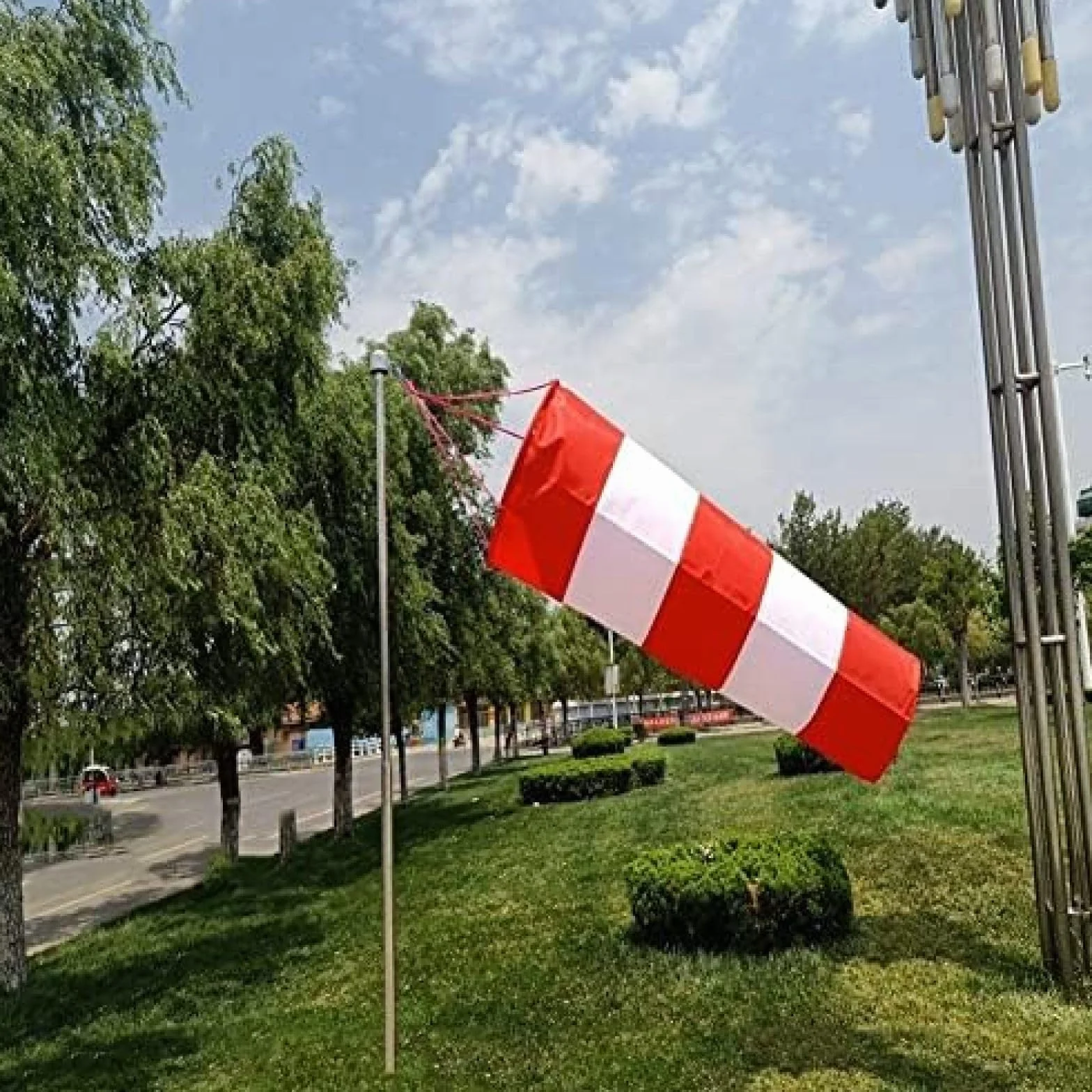 Wiatrowskaz czerwono-biały odporny na warunki atmosferyczne z zawieszeniem i obrotowym