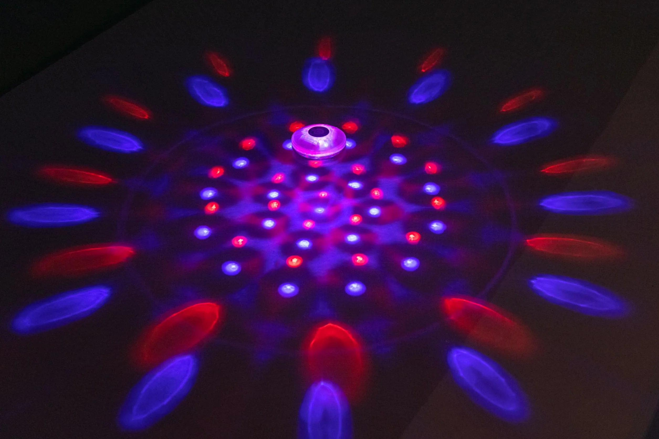 Bestway pływająca lampa LED Ø 14 cm zasilana na baterie