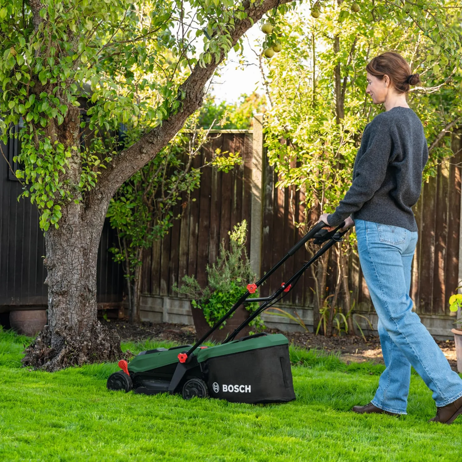 Bosch Kosiarka akumulatorowa ROTAK18V-34 (szerokość cięcia: 34 cm, wysokość cięcia: 25 – 65 mm, materiałowy worek na trawę 35 l, przystawka do mulczowania, akumulator i ładowarka)