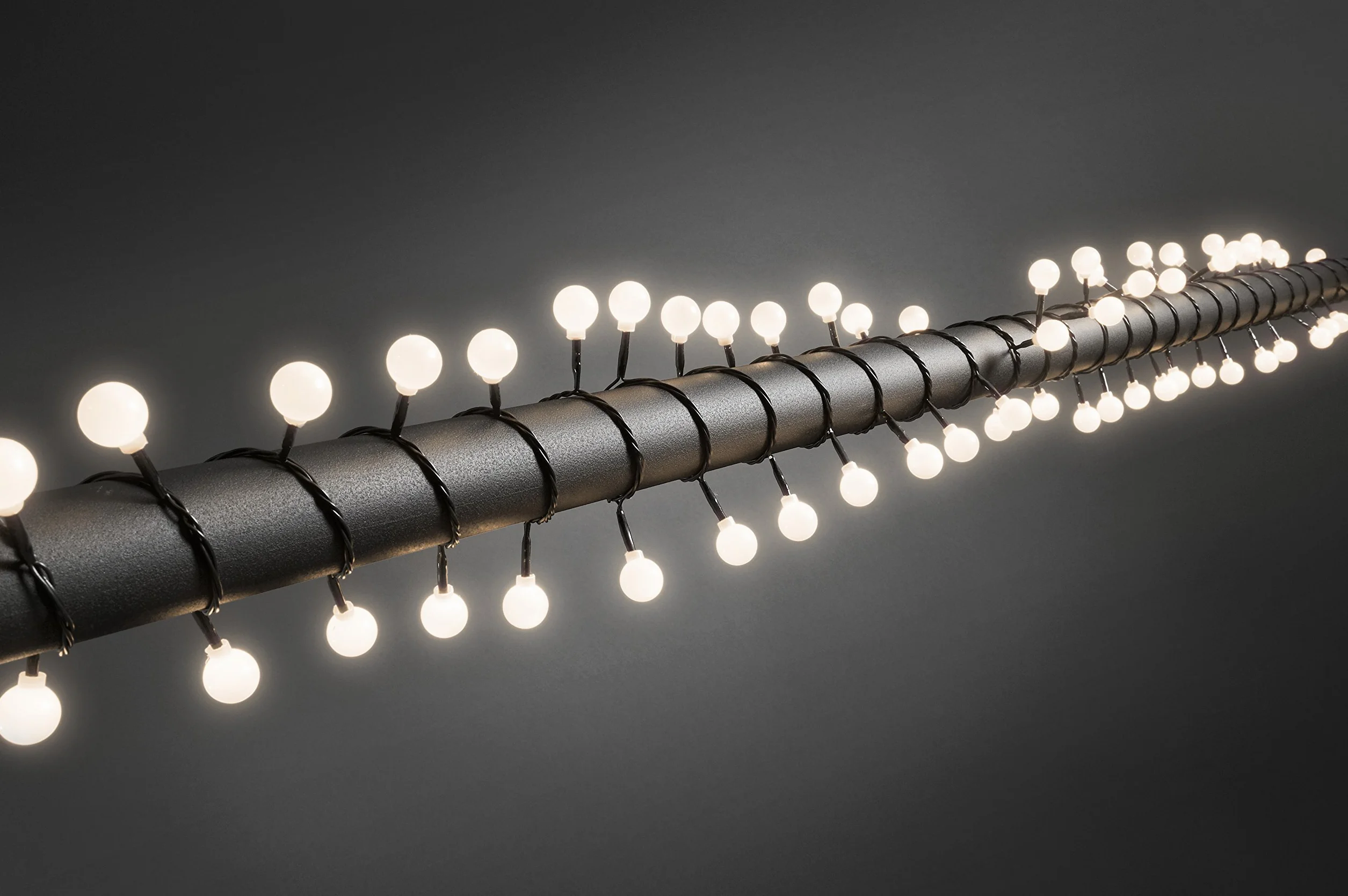 Konstsmide 3696-107 łańcuch świetlny LED, duże okrągłe diody, 80 diod w kolorze ciepłej bieli, transformator zewnętrzny 24 V, czarny kabel