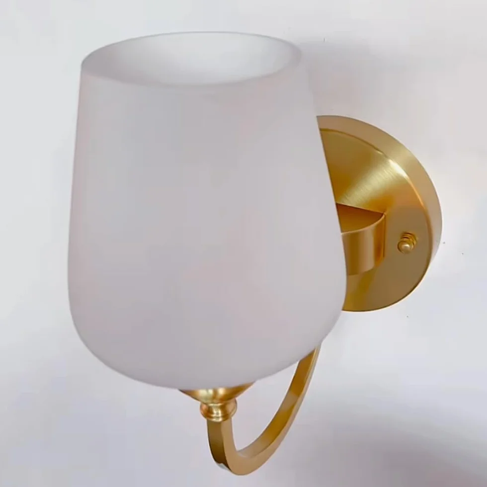 Nowoczesna lampa ścienna z mosiądzu, E27 złota oprawa ścienna do wnętrz, postmodernistyczna miedziana lampa ścienna z białym szklanym kloszem, lampa E27