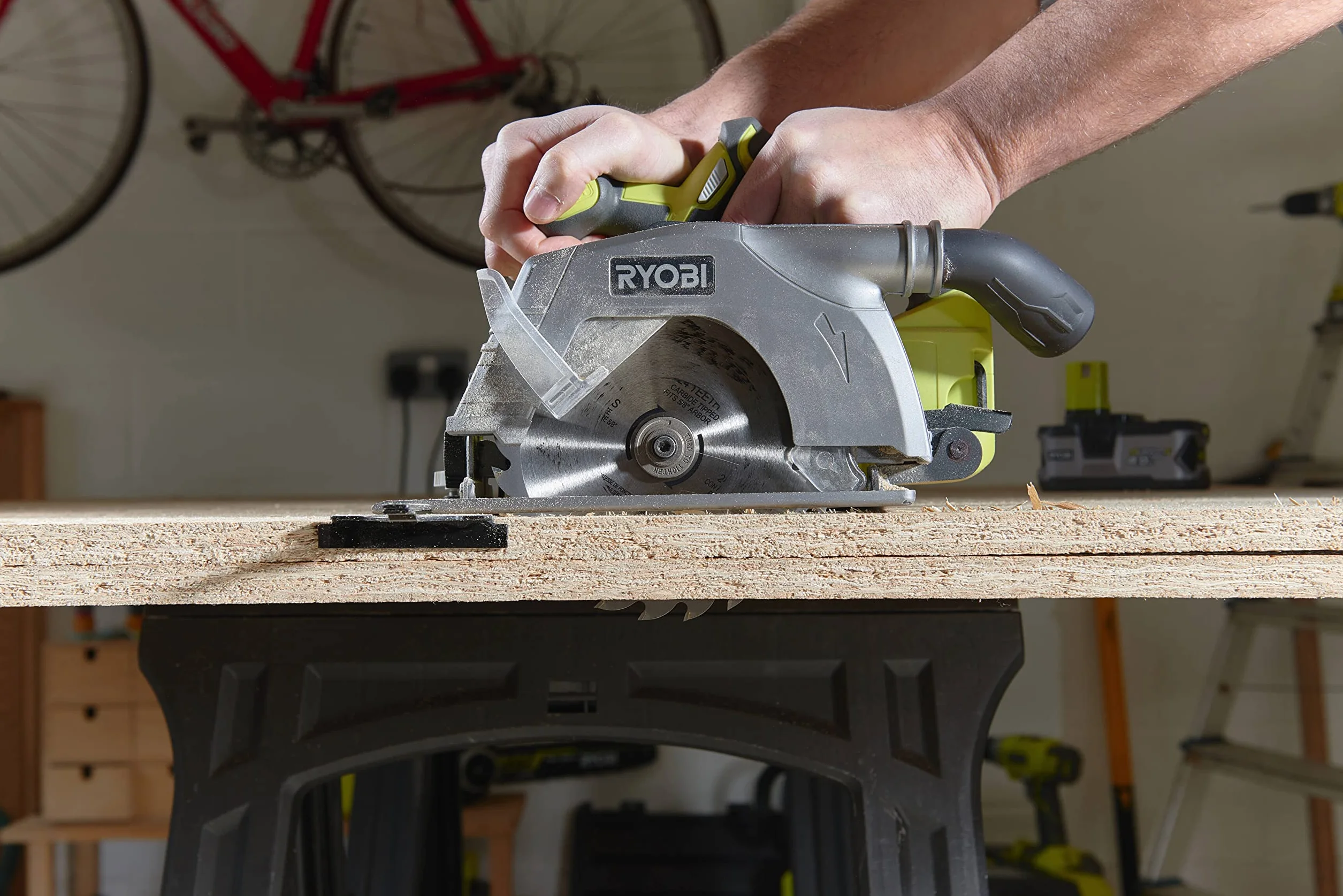 Ryobi Pilarka Tarczowa 18V, R18CS-0,Średnica Tarczy 165 mm, 24 Zęby, Regulowana Głebokość Cięcia, do 52 mm pod Kątem 90° i do 36 mm pod Kątem 45°, Zestaw Nie Zawiera Akumulatora i Ładowarki