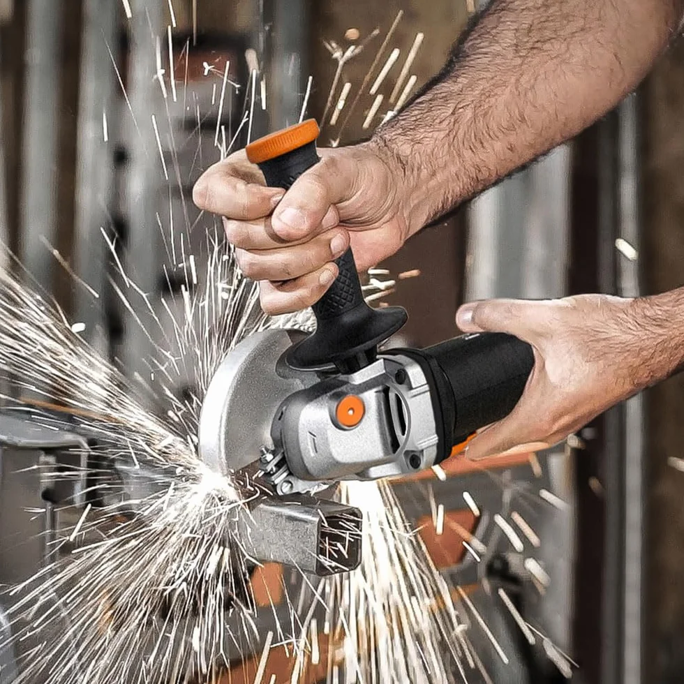 WORX WX717 szlifierka kątowa 750 W – prędkość obrotowa biegu jałowego 11000/min – średnica tarczy 115 mm – większy komfort użytkowania dzięki dodatkowemu uchwytowi – trwała i odporna