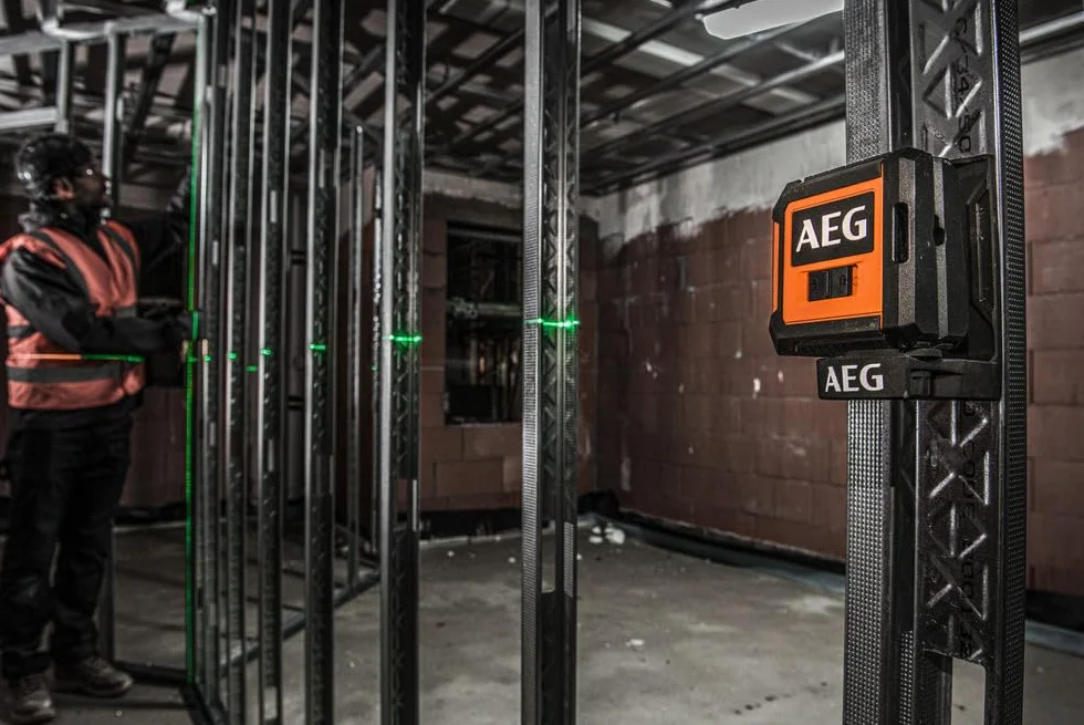 AEG Poziomica laserowa z zielonym krzyżem CLG220-K - zasięg 20 m, wysoka widoczność, samopoziomujący, IP54, uchwyt magnetyczny, zacisk ścienny, płyta docelowa i torba transportowa w zestawie