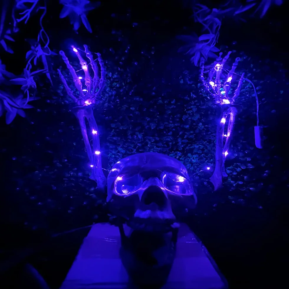 Dekoracyjny Szkielet na Halloween Straszna Czaszka z Łańcuchem Świetlnym Fioletowa