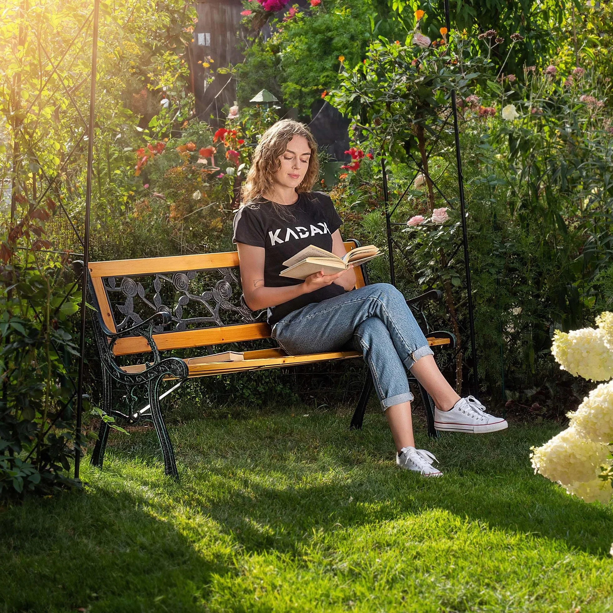 KADAX Ławka ogrodowa 2 - osobowa brązowa, drewniane listwy i żeliwne boki z motywem róż, z podłokietnikami i oparciem, wygodny wypoczynek w ogrodzie, na balkonie i tarasie