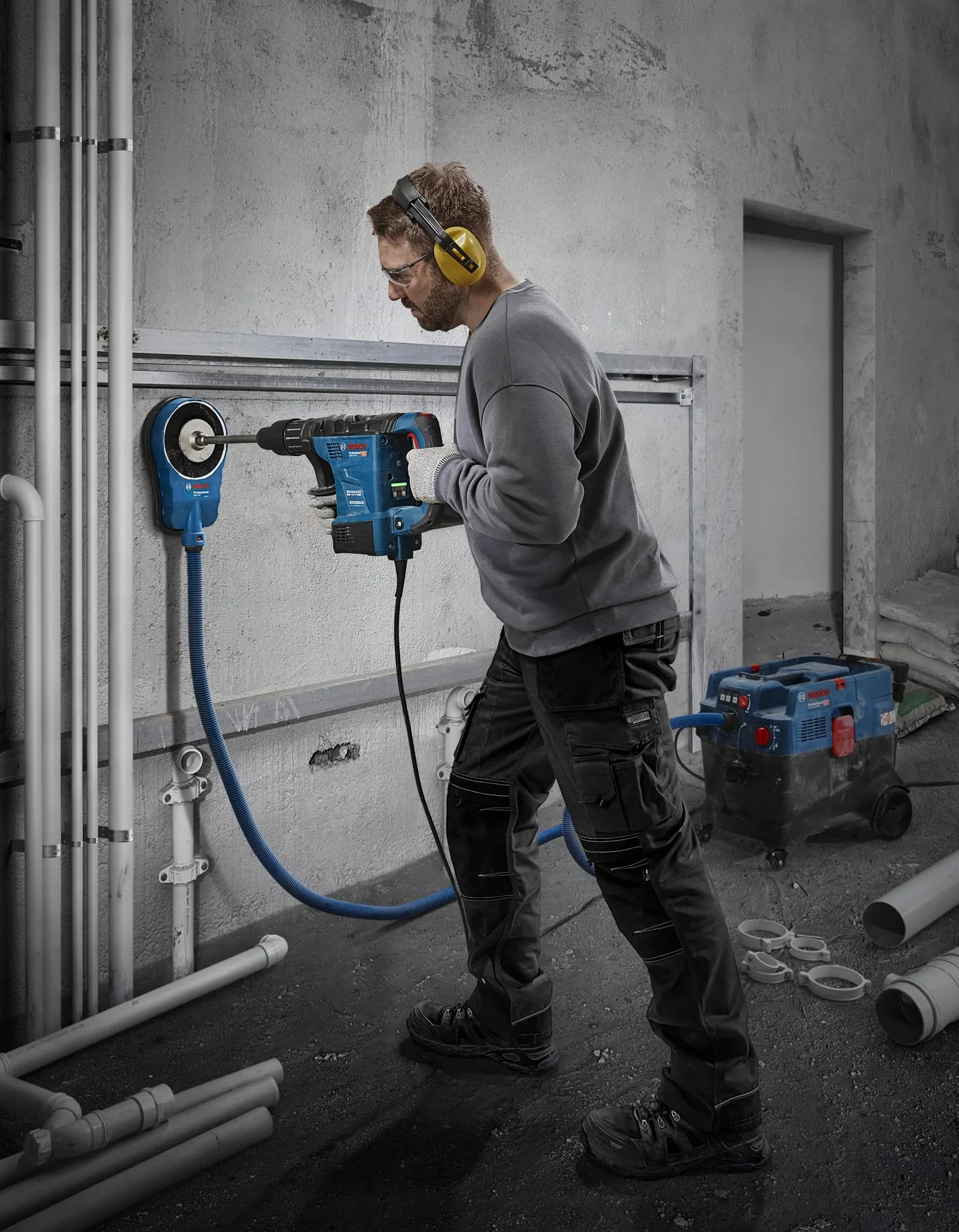 Bosch Professional: młot udarowo-obrotowy GBH 6-42 C uchwyt SDS Max, moc silnika 1 300 W, silnik bezszczotkowy, funkcja KickBack Control i system Vibration Control, w walizce