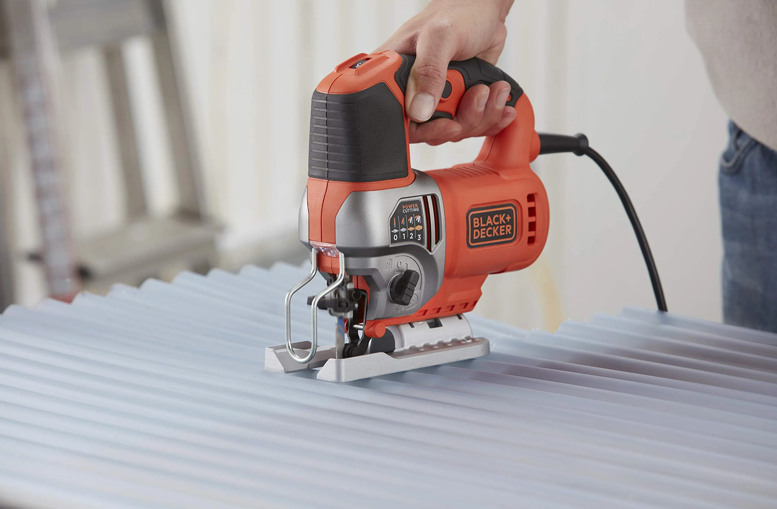 Black + Decker Elektroniczna wyrzynarka wahadłowa (650 W, 3 poziomy skoku, zmienna liczba skoków, głowica piły z odlewu ciśnieniowego, urządzenie do odsysania pyłu, do cięcia prostych, krzywych i skośnych) Bes610