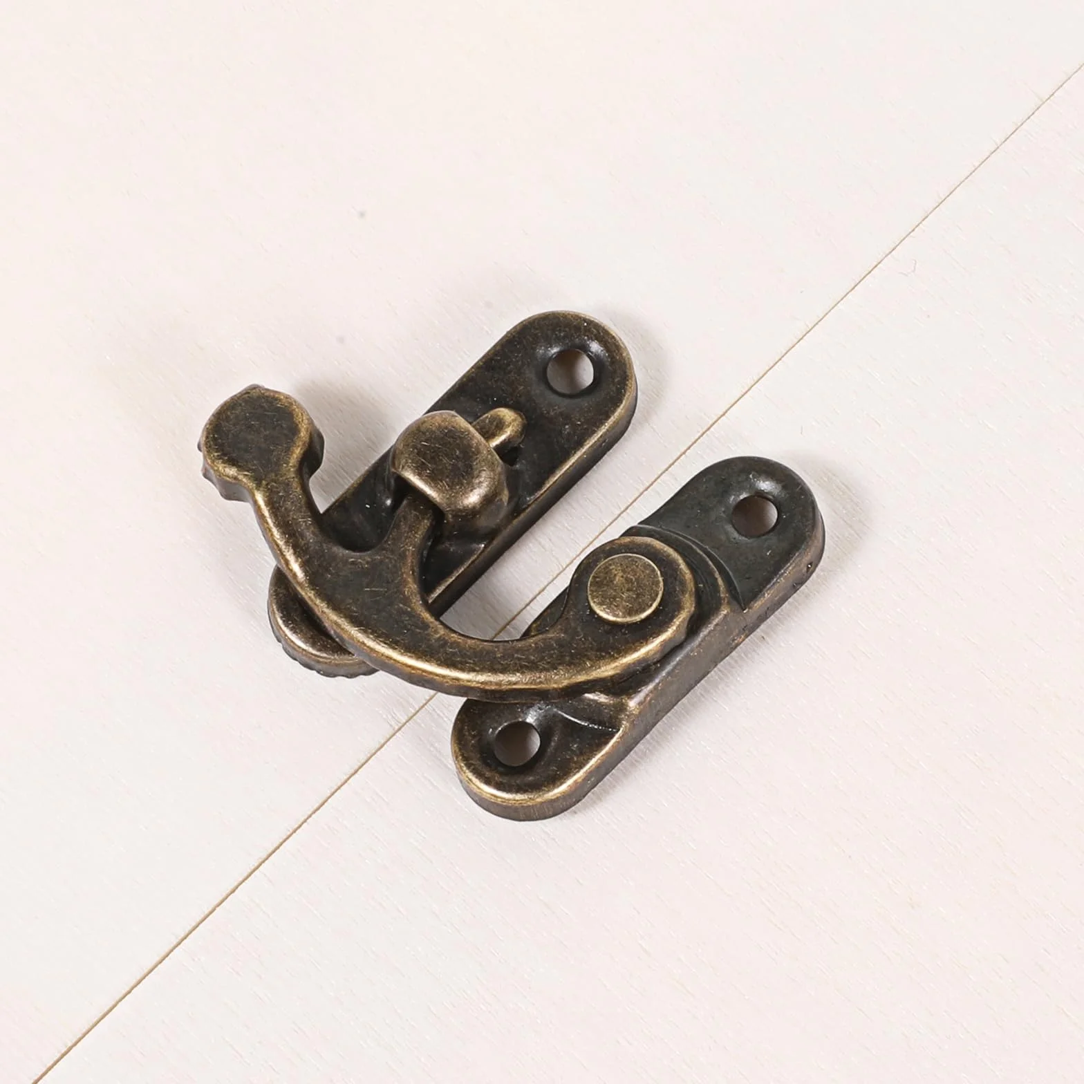 Szybkie zamknięcie w stylu vintage, prawe haczyki na rygiel, zamknięcie szkatułki, 32 mm x 27 mm, rygiel wahadłowy, brązowy ze śrubami, do małej drewnianej skrzyni na biżuterię, skrzynka na wino