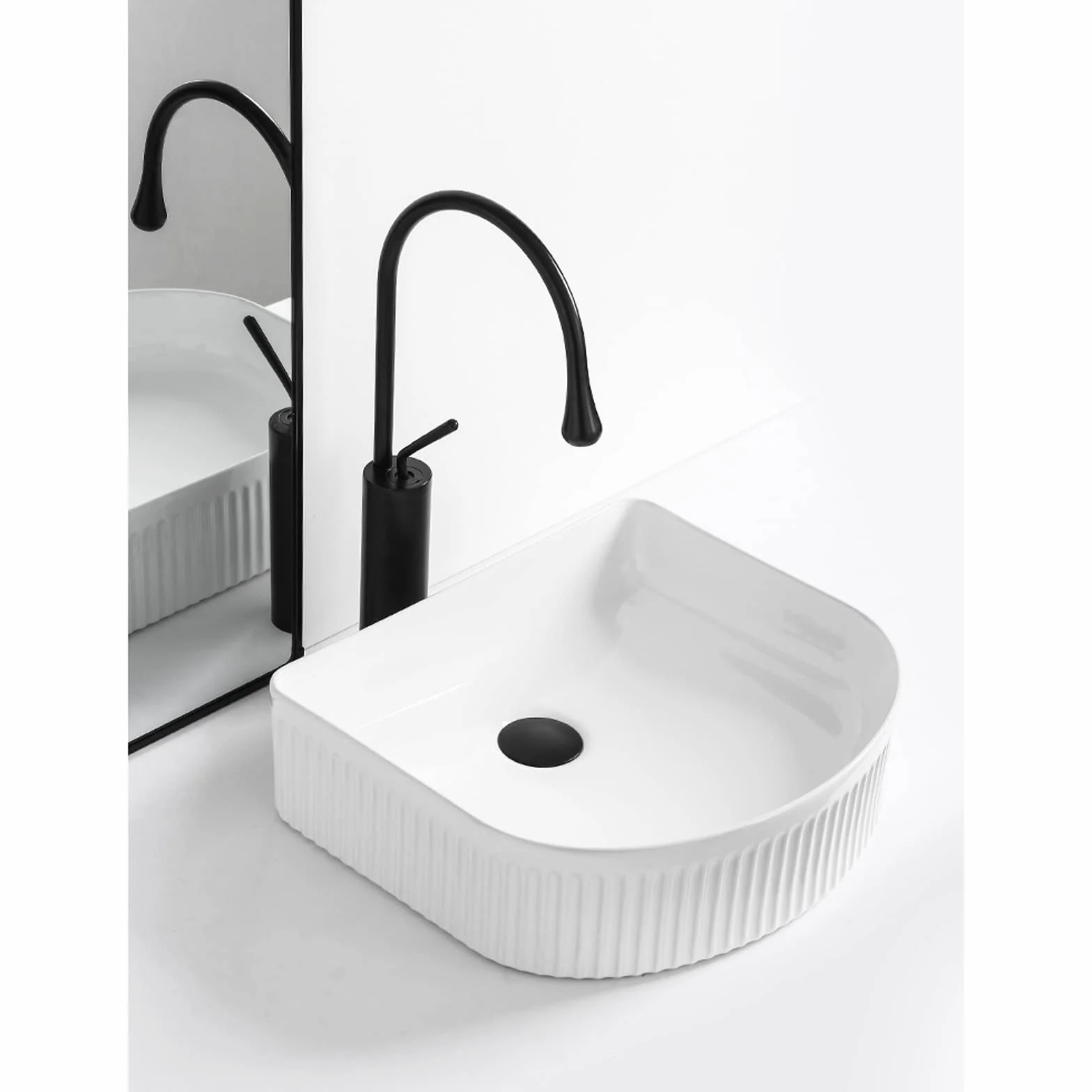 Umywalka nablatowa, umywalka nablatowa, umywalka łazienkowa, ceramiczna umywalka nablatowa, porcelanowa, prostokątna, czarna umywalka nablatowa ze złotymi liniami, zestaw czarnych kranów