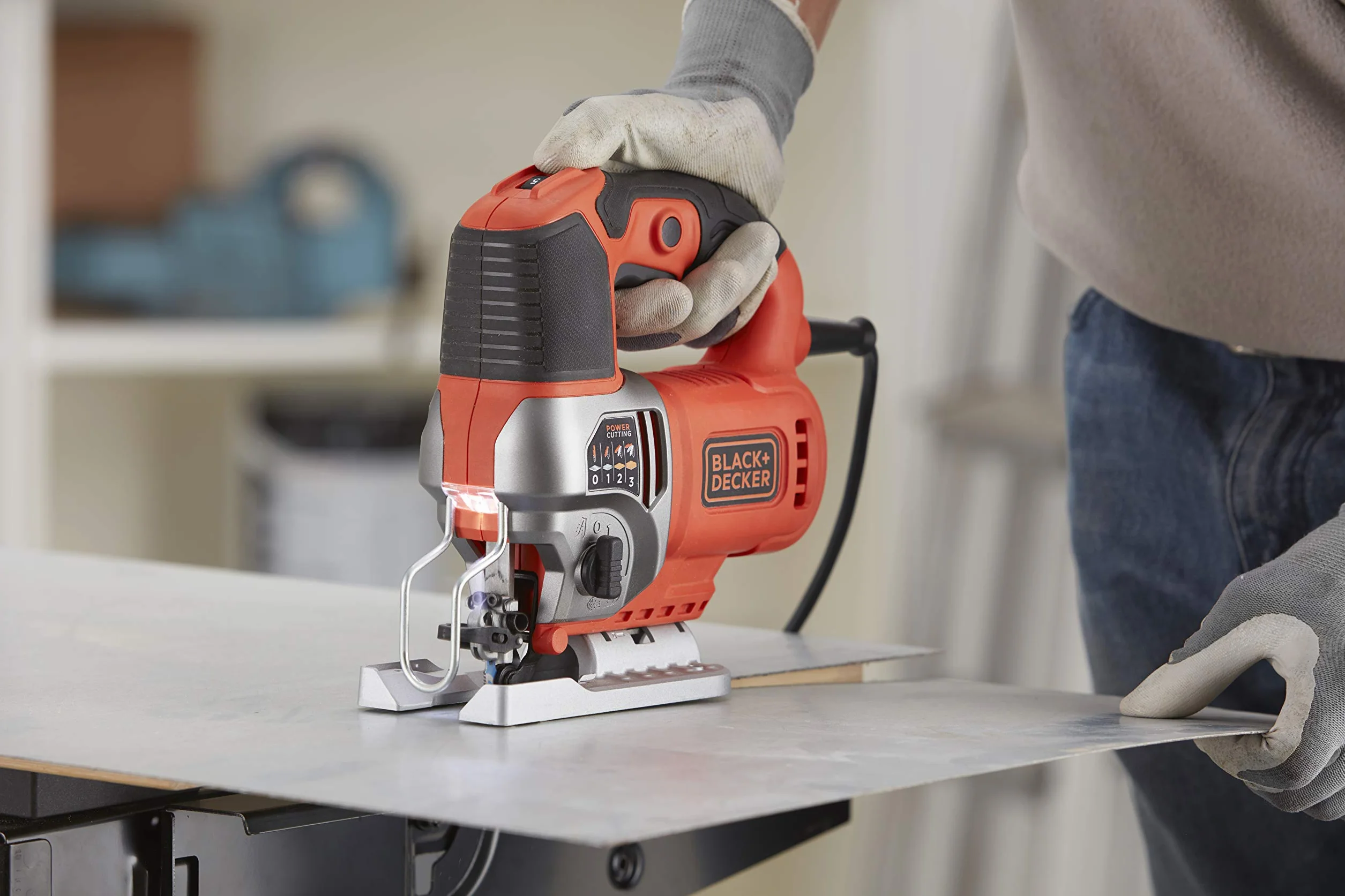 Black + Decker Elektroniczna wyrzynarka wahadłowa (650 W, 3 poziomy skoku, zmienna liczba skoków, głowica piły z odlewu ciśnieniowego, urządzenie do odsysania pyłu, do cięcia prostych, krzywych i skośnych) Bes610