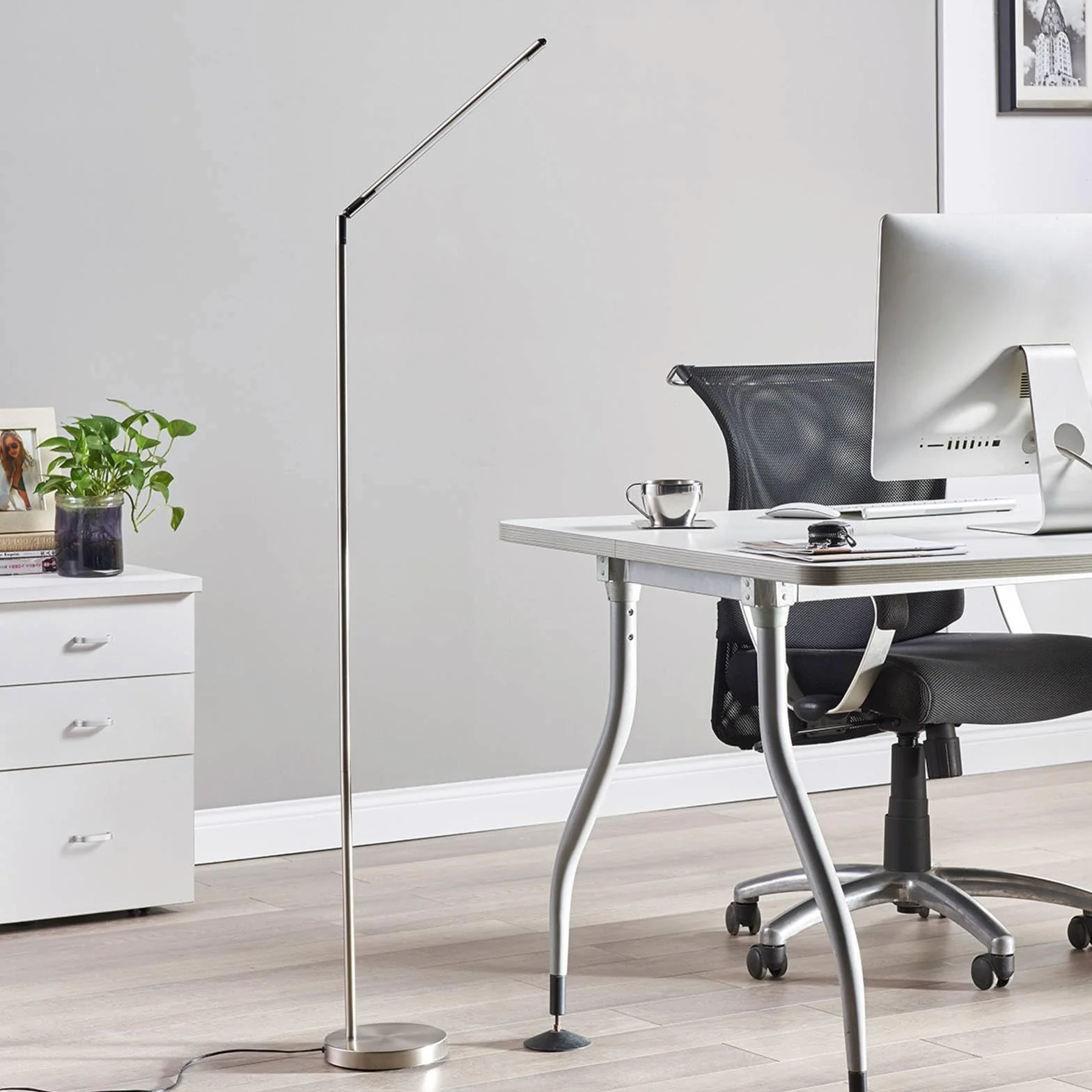 Lindby lampa podłogowa LED 'Jabbo', styl nowoczesny, m. in. do biura, kolor aluminiowy, szary, cynkowy, metal