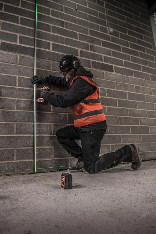 AEG Poziomica laserowa z zielonym krzyżem CLG220-K - zasięg 20 m, wysoka widoczność, samopoziomujący, IP54, uchwyt magnetyczny, zacisk ścienny, płyta docelowa i torba transportowa w zestawie