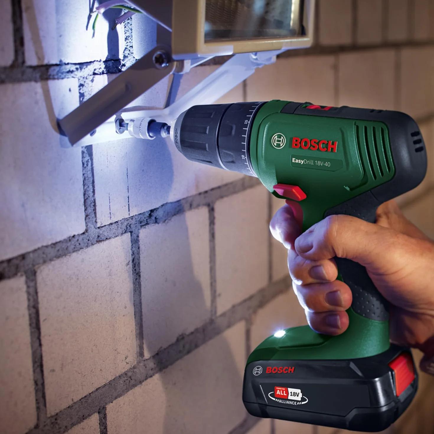 Bosch Home and Garden Wiertarka akumulatorowa EasyDrill 18V-40 (wkręcaniem wkrętów oraz wierceniem w drewnie, metalu i tworzywach sztucznych; 241 bitów; 1 akumulator 1,5 Ah; system 18V; SystemBox)