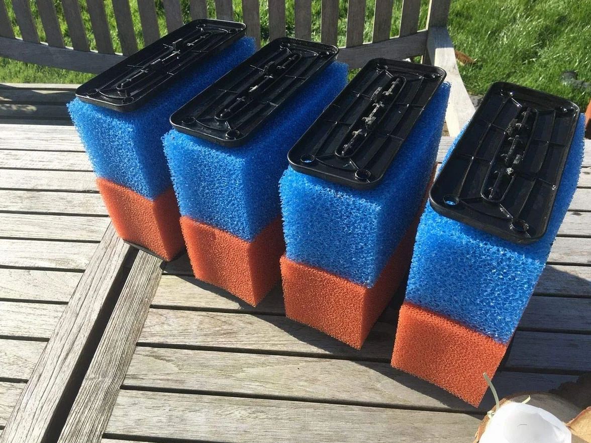 Zapasowe gąbki filtrujące do Oase BioTec 12 Screenmatic, zestaw 16 sztuk, niebieskie i czerwone, do stawu Koi