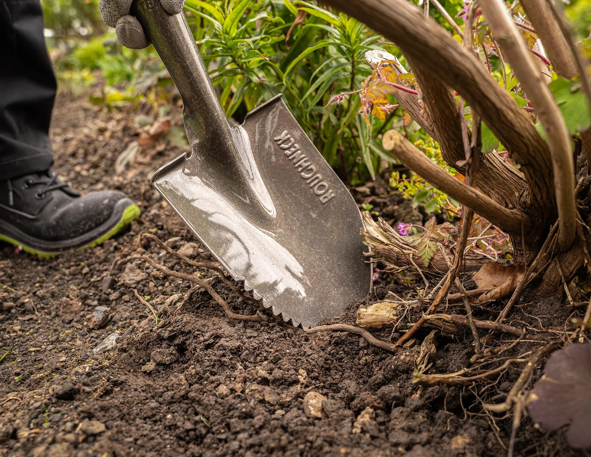 Łopata Roughneck Gorilla Sharp-Edge Micro 690 mm (27") – Wytrzymałe, okrągłe ostrze do cięcia, kopania i otwierania worków z materiałem sypkim w małych, kompaktowych przestrzeniach