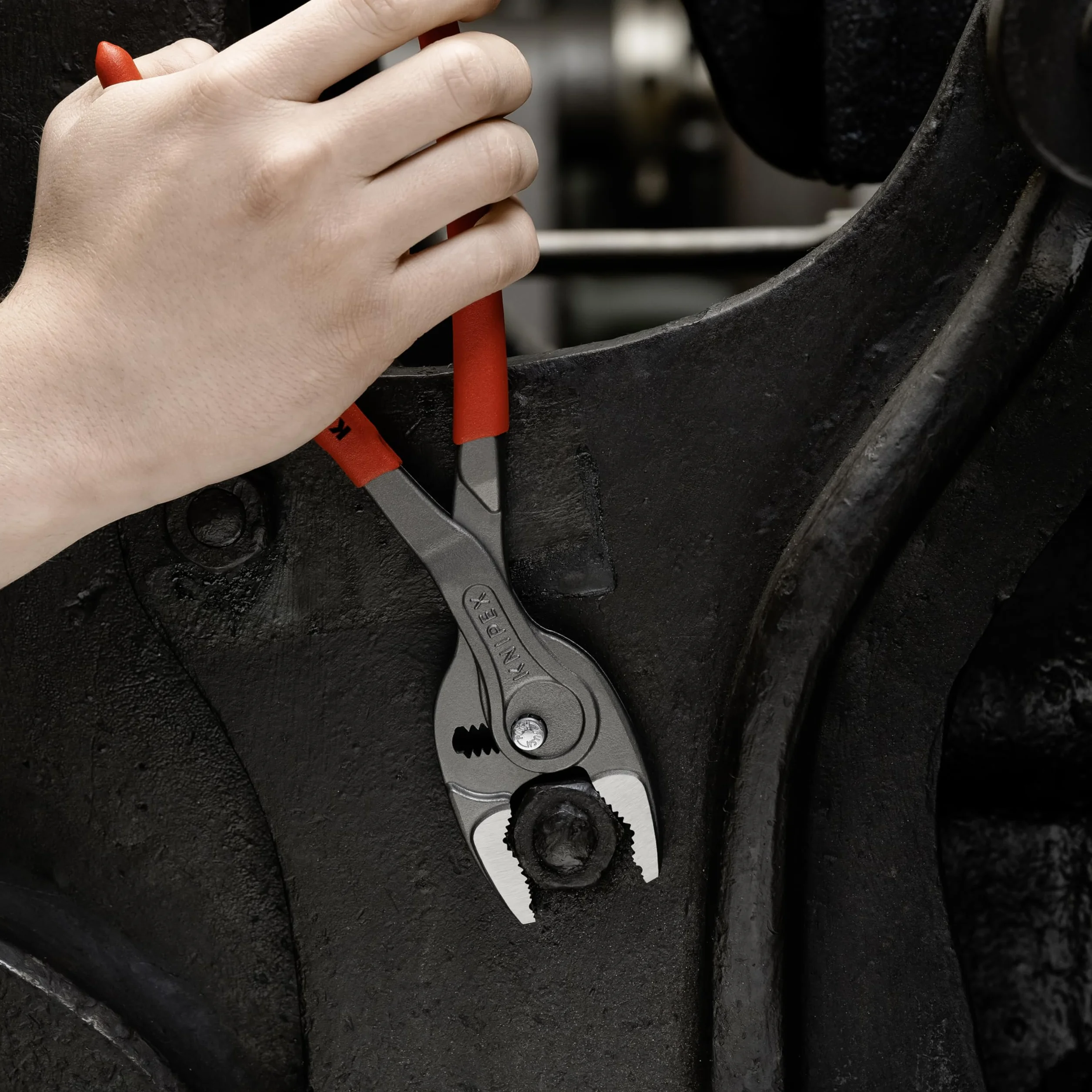 KNIPEX TwinGrip SZCZYPCE Z FUNKCJĄ CHWYTU OD CZOŁA I Z BOKU fosforanowana, szara pokryte antypoślizgowym tworzywem sztucznym 250 mm, 82 01 250