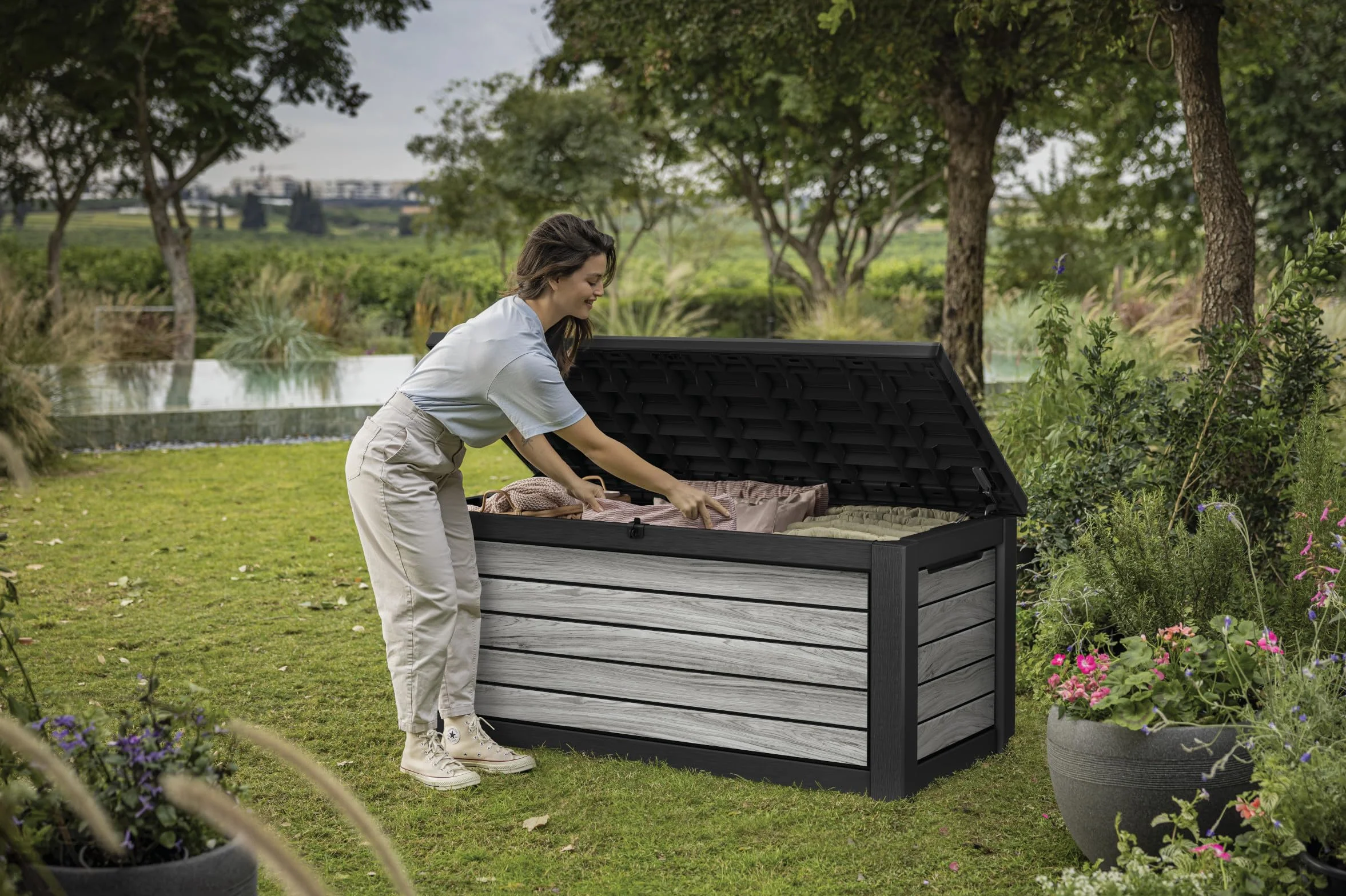 Keter Northwood 623 l skrzynia ogrodowa | 157 x 72 x 69 cm | tworzywo sztuczne o wyglądzie drewna (Storm Grey), obciążenie pokrywy do 270 kg, zamykana