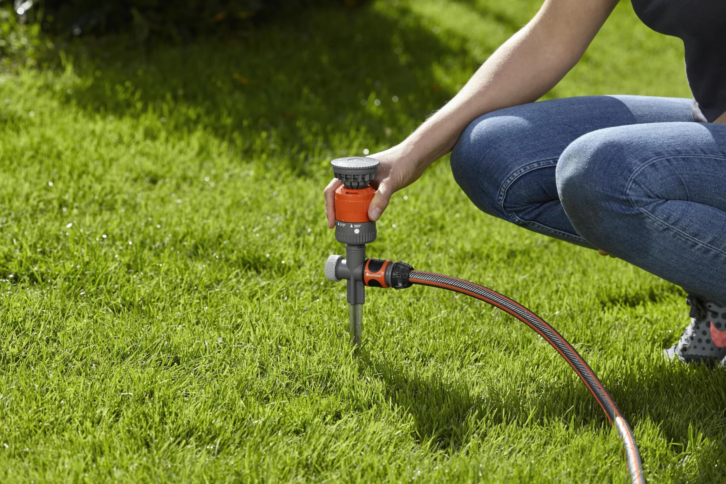 Gardena Comfort zraszacz dookolny Vario: do równomiernego podlewania maks. 225 m², zasięg wyrzutu 8,5 m, 7-stopniowe ustawienie sektorowe 90°–360°, stabilna metalowa szpilka (1949-20)