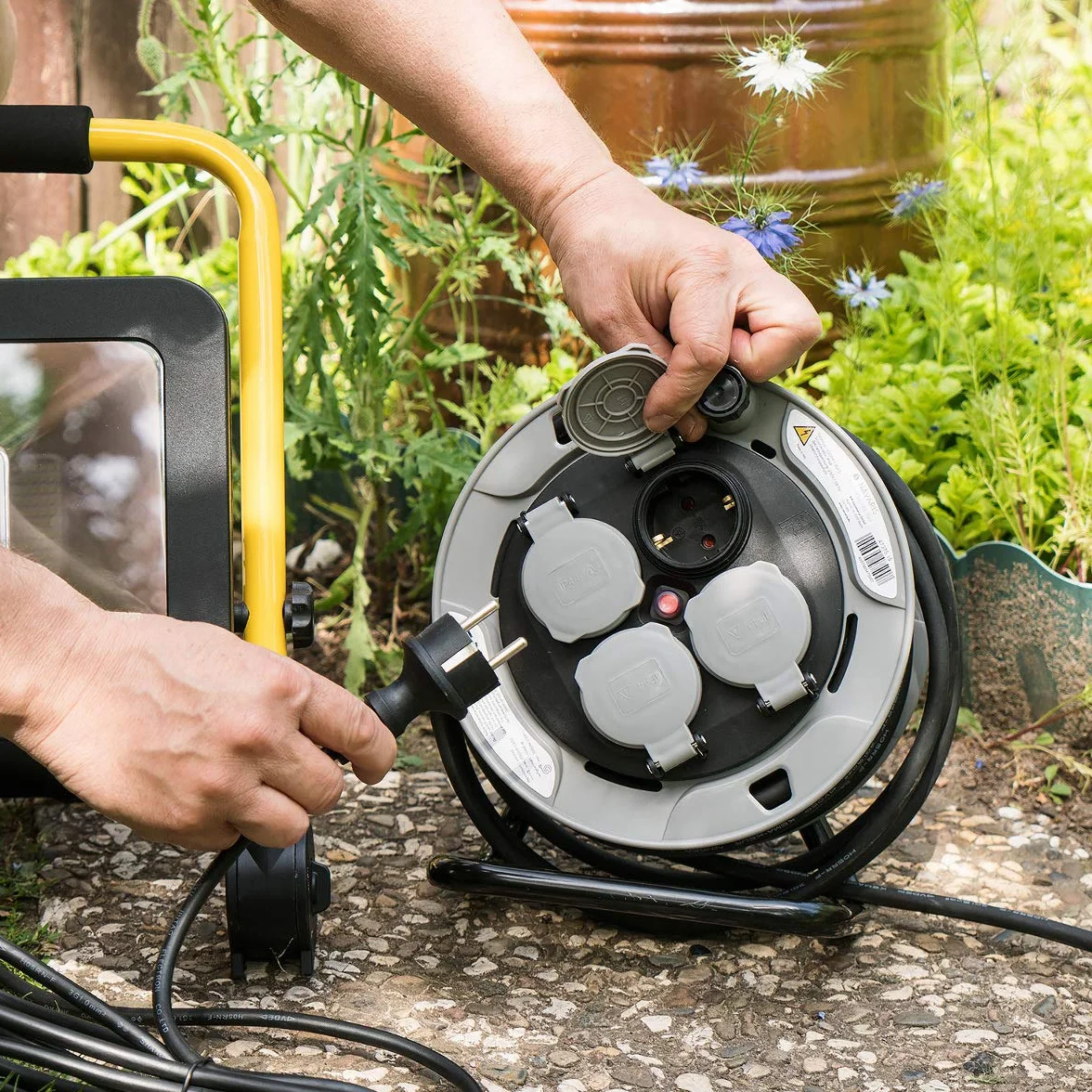 Navaris Zwijacz kabli - Ręczny podajnik kabla elektrycznego 25m 230V 4 wtyczki wtykowe - Przedłużacz elektryczny z kablem Typ H05RR-F 3G1,5 szary
