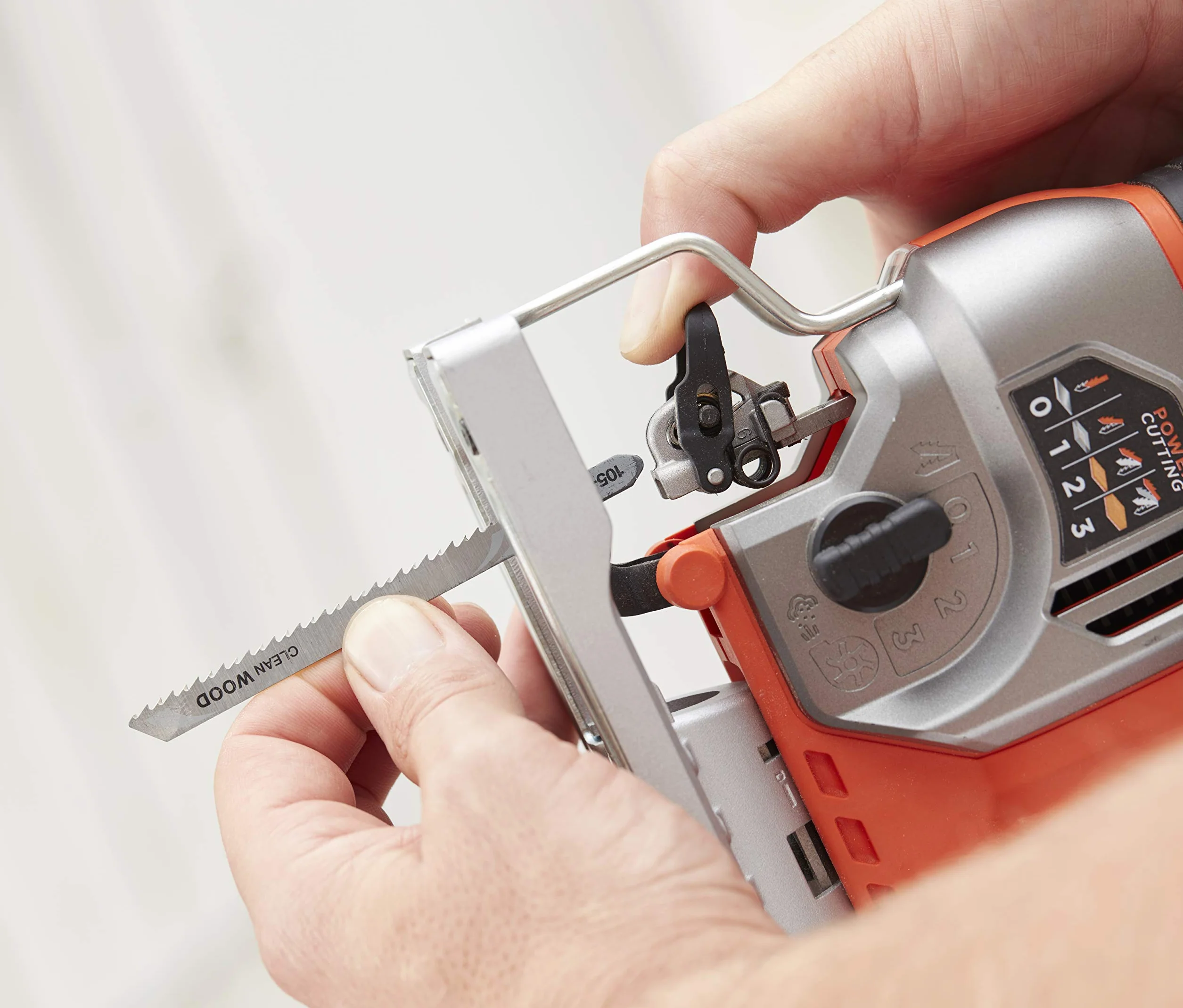 Black + Decker Elektroniczna wyrzynarka wahadłowa (650 W, 3 poziomy skoku, zmienna liczba skoków, głowica piły z odlewu ciśnieniowego, urządzenie do odsysania pyłu, do cięcia prostych, krzywych i skośnych) Bes610