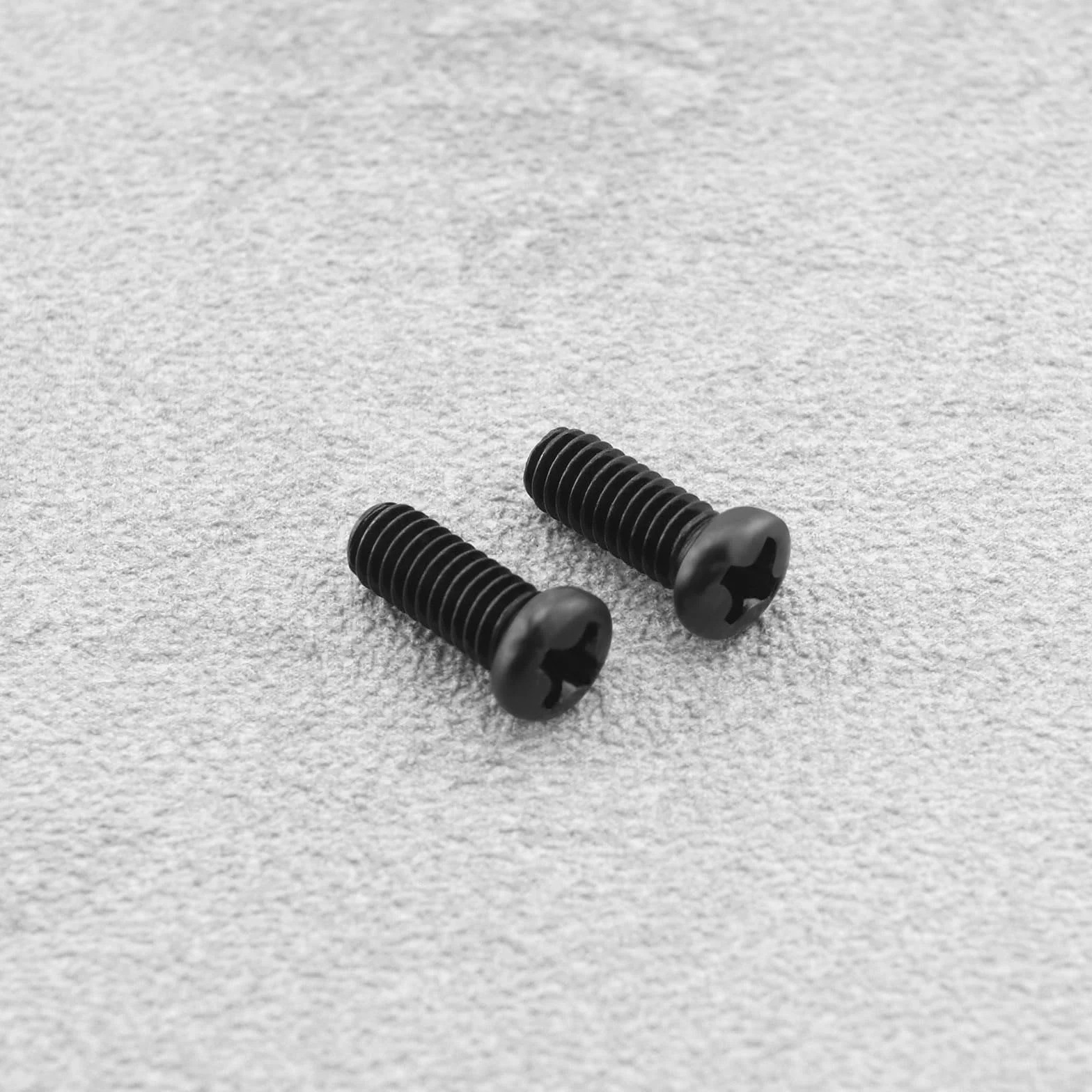 EMSea Śruby mocujące krzyżowe z okrągłym łbem M4 x 10 mm, czarna śruba mocująca krzyżowa z zębami maszynowymi do dzwonków wideo, urządzeń przemysłowych, instalacji ściennych