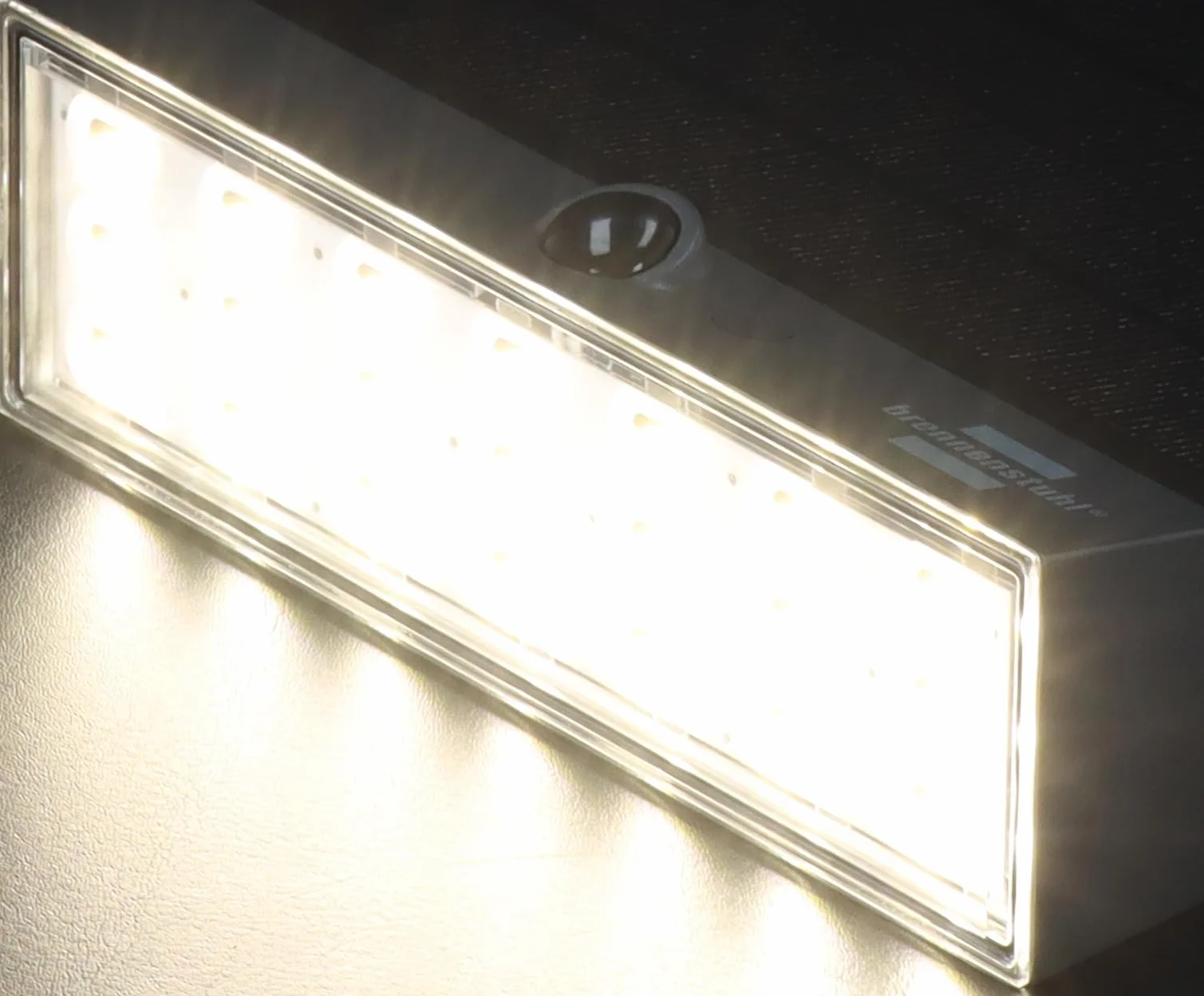 Brennenstuhl Solarny reflektor LED SOL 1000 Plana/lampa ścienna LED do zastosowań zewnętrznych z czujnikiem ruchu (lampa solarna IP54, 1000 lm, 4 różne tryby świecenia, czujnik zmierzchu)