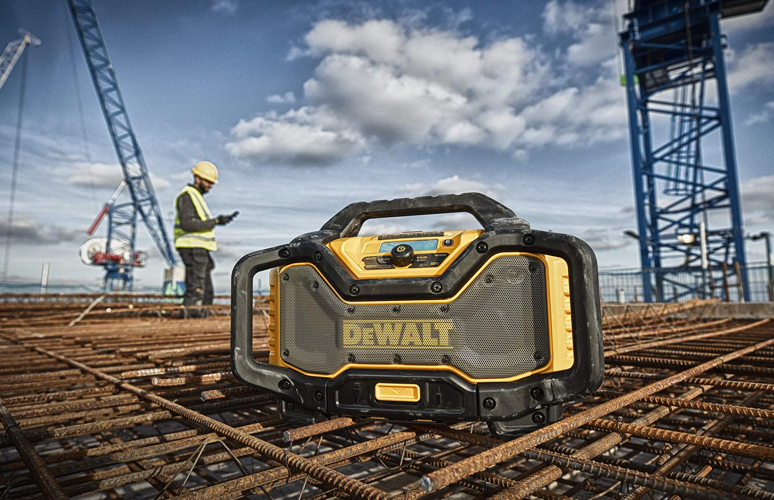 Dewalt Radio akumulatorowe i sieciowe (z funkcją ładowania, DAB+ i AM/FM-Stereo, wydajne głośniki, wytrzymała obudowa z pałąkiem zabezpieczającym, Bluetooth, złącze USB) DCR027