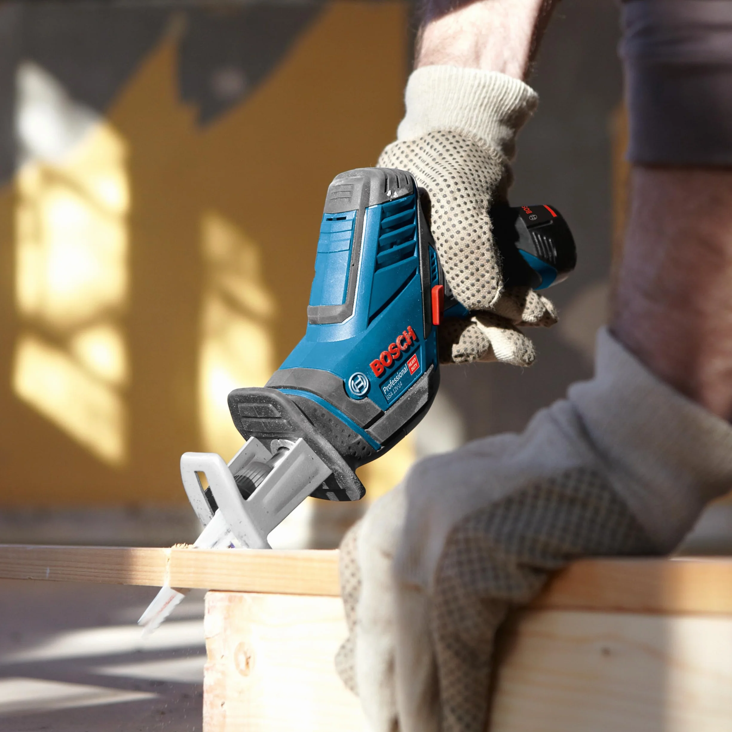 Bosch Professional system 12V: akumulatorowa piła szablasta GSA 12V-14 (głęb. cięcia w drewnie/profilach metalowych: 65/50 mm, 2 brzeszczoty)