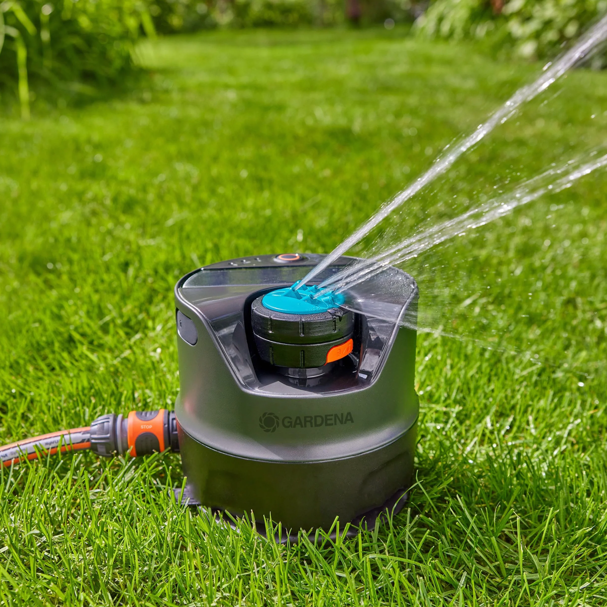 Gardena System nawadniania AquaPrecise, zasilany energią słoneczną, do trawnika