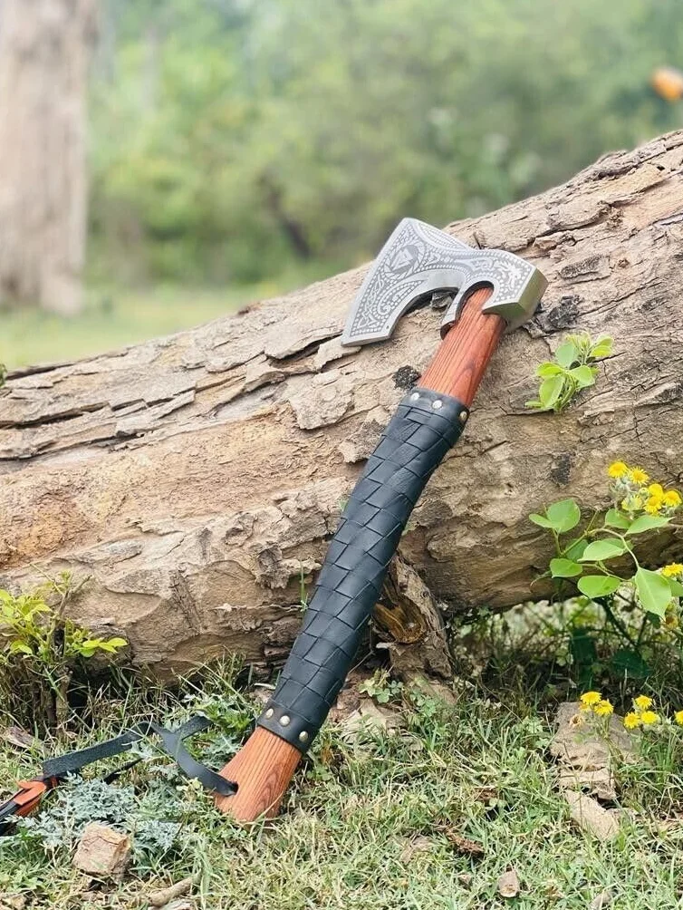 Wikingska siekiera z brodą, topór tomahawk z pokrowcem rzemiennym na kemping