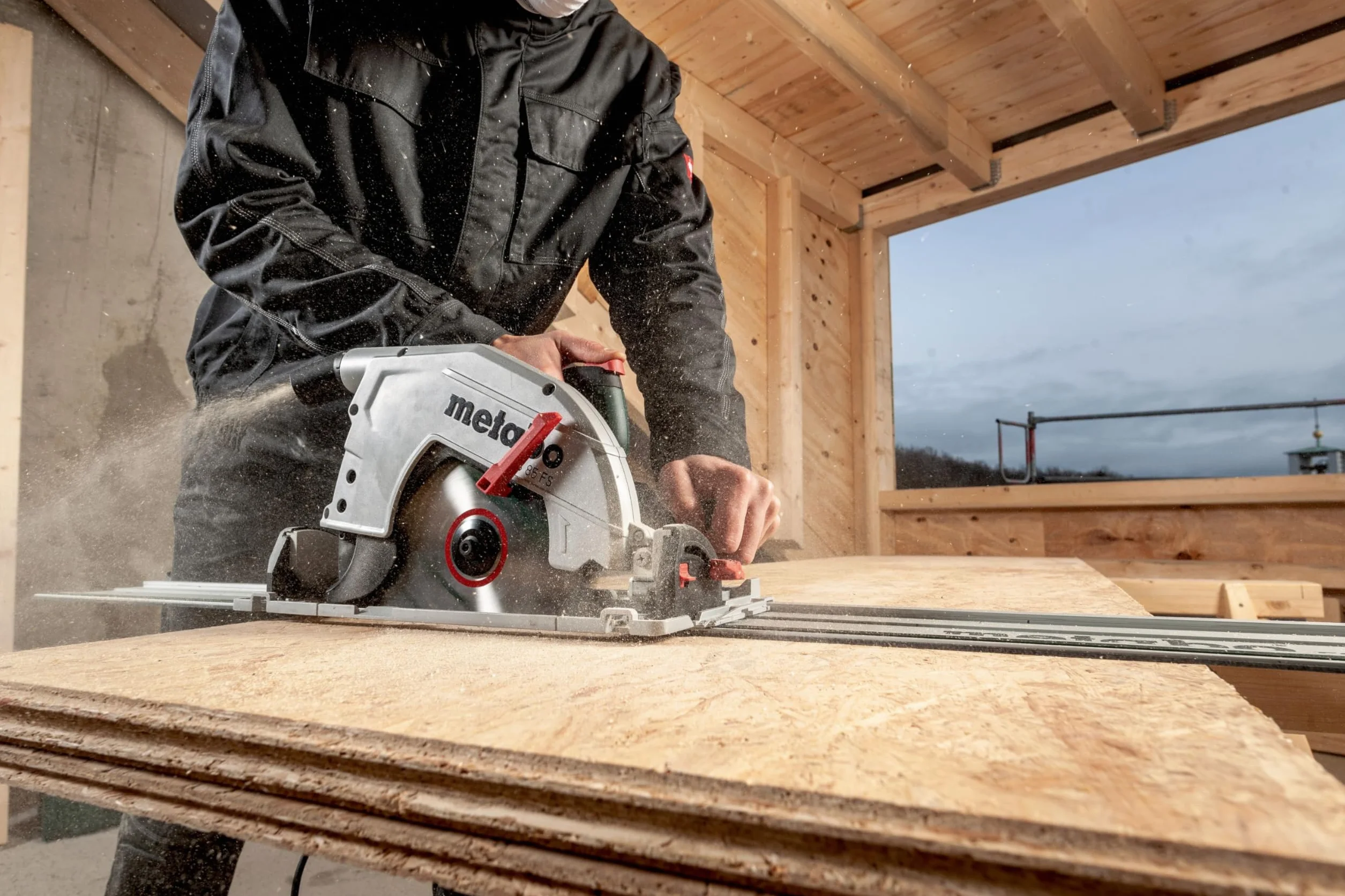 Metabo Ręczna piła tarczowa KS 85 FS (piła z brzeszczotem ø 235 mm, 2000 W, prędkość cięcia 55 m/s, długość kabla 4 m, z walizką) 601085500