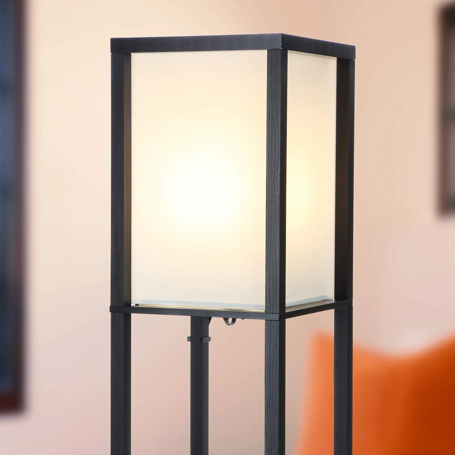 Brightech Maxwell Shelf lampa stojąca z bezprzewodową stacją ładującą, złączem USB i gniazdkiem, do biura i salonu, nowoczesna, wąska lampka nocna i wieżowa, czarna