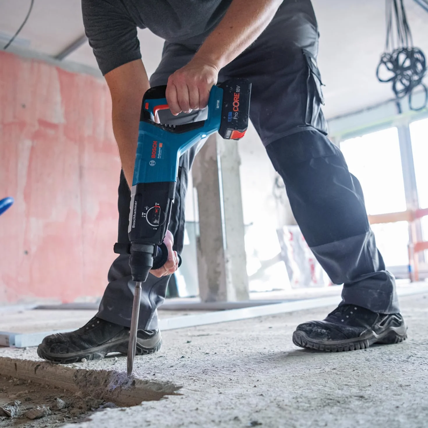 Bosch System profesjonalny 18 V firmy: akumulatorowy młot udarowo-obrotowy GBH 18V-28 D (KickBack Control, 2 akumulatory GBA 18V 5.5Ah, ładowarka GAL 1880, rękojeść dodatkowa, walizka XL-BOXX)