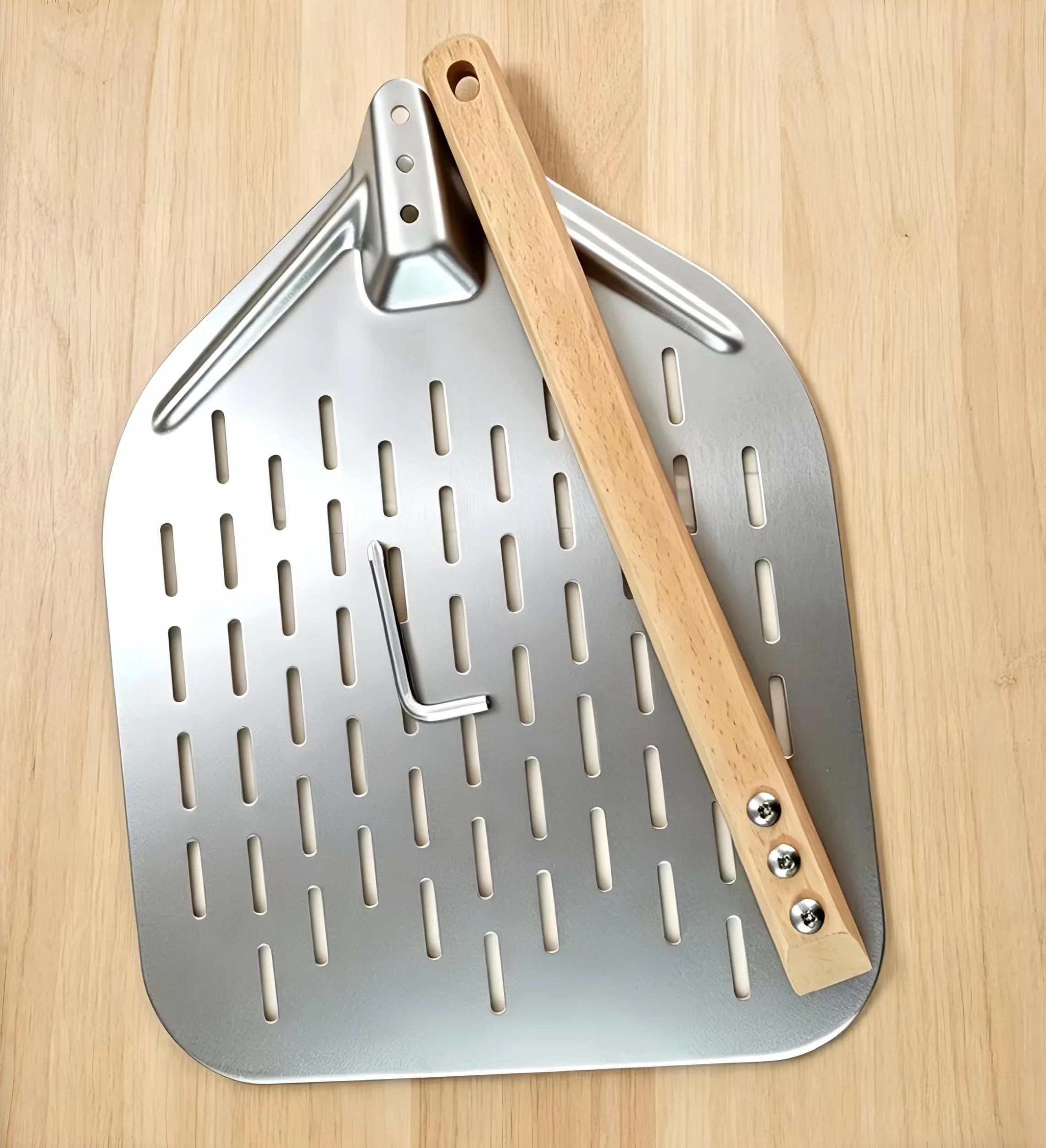 Łopatka do pizzy perforowana aluminiowa 39,5 x 30 x 2 cm ze zdejmowanym drewnianym uchwytem