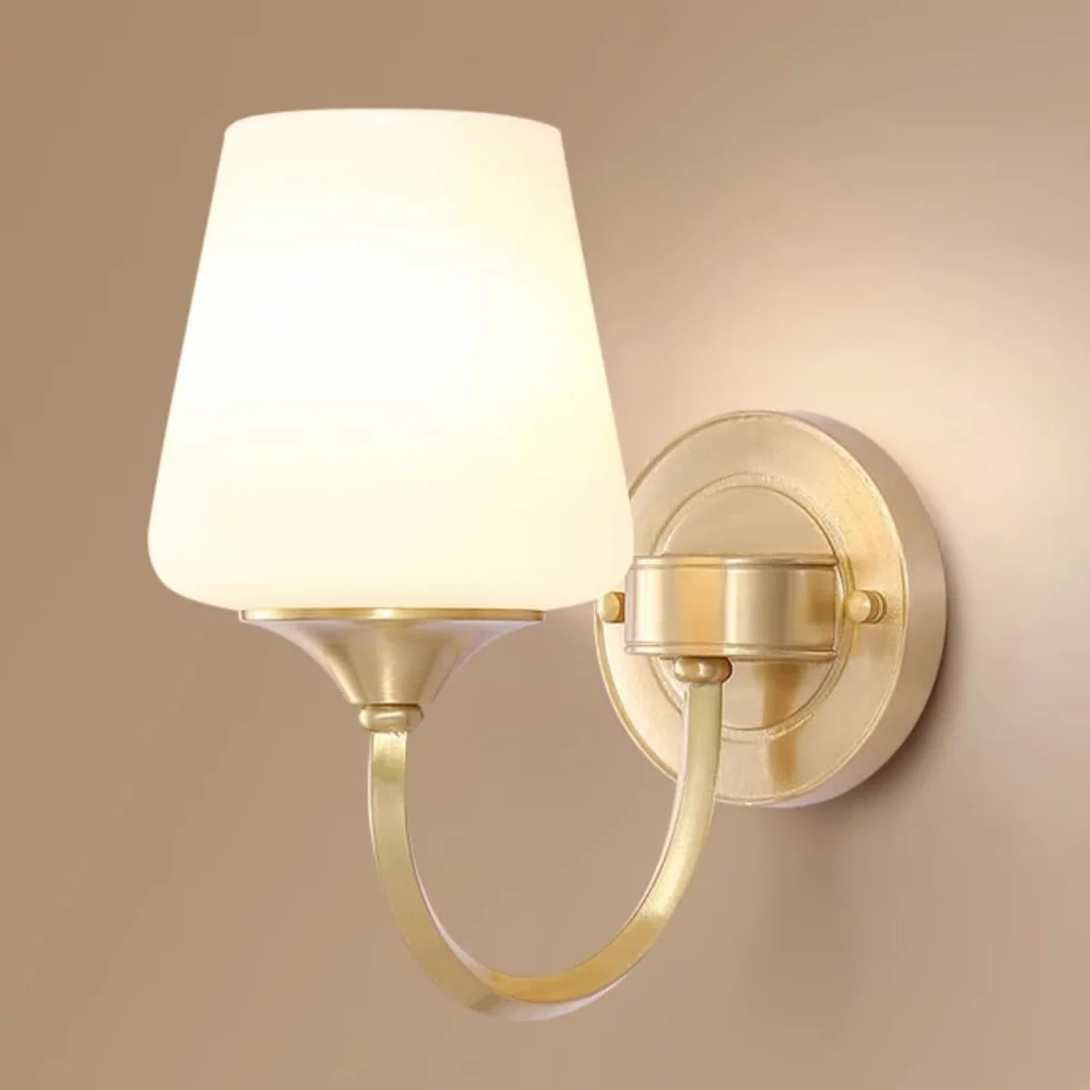 Nowoczesna lampa ścienna z mosiądzu, E27 złota oprawa ścienna do wnętrz, postmodernistyczna miedziana lampa ścienna z białym szklanym kloszem, lampa E27