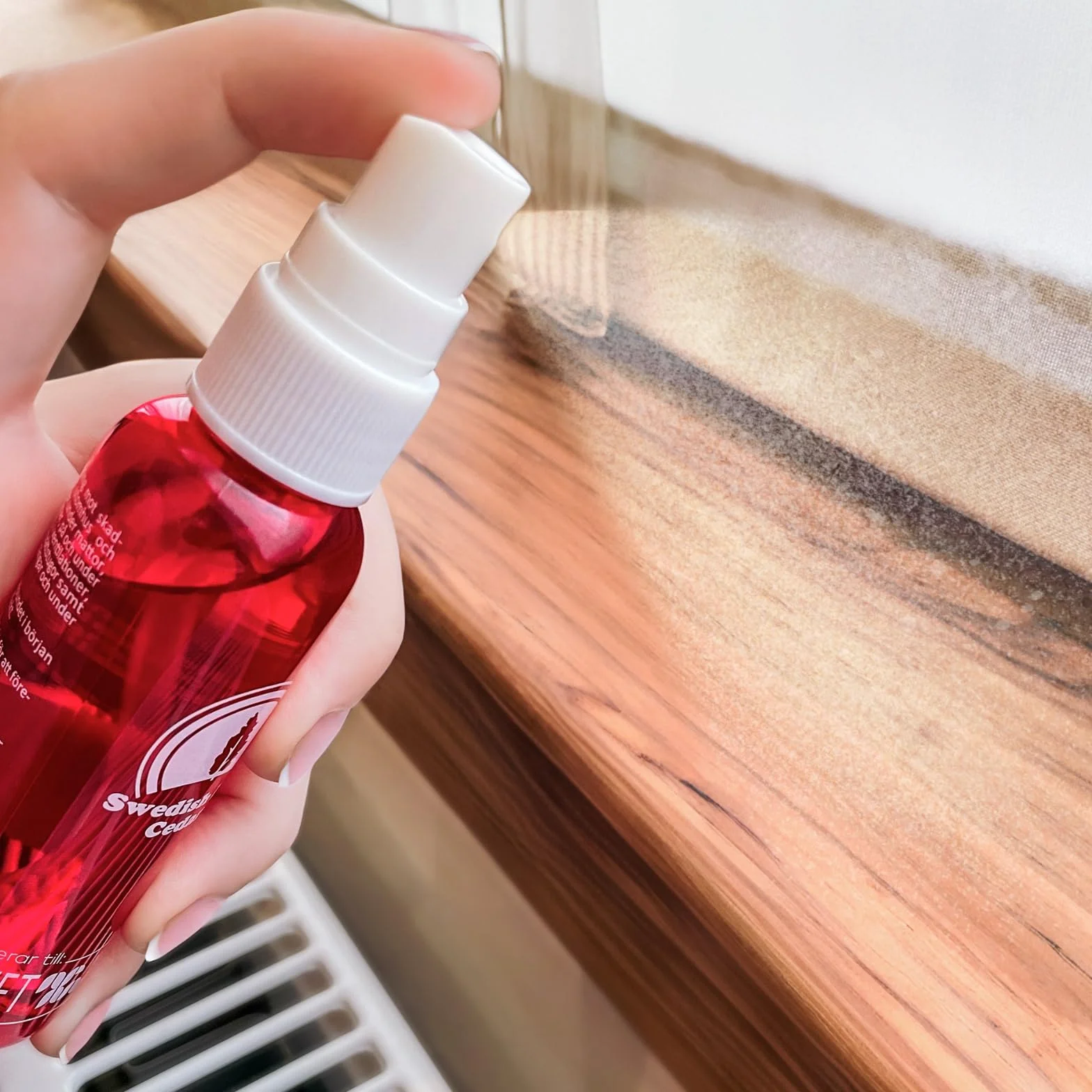 Szwedzki czerwony olejek cedrowy spray odstraszający mole z drewna cedrowego chrząszcza dywanowego, rybiki i pluskwy nietoksyczny 100% czysty i naturalny pakiet 2 x 75 ml
